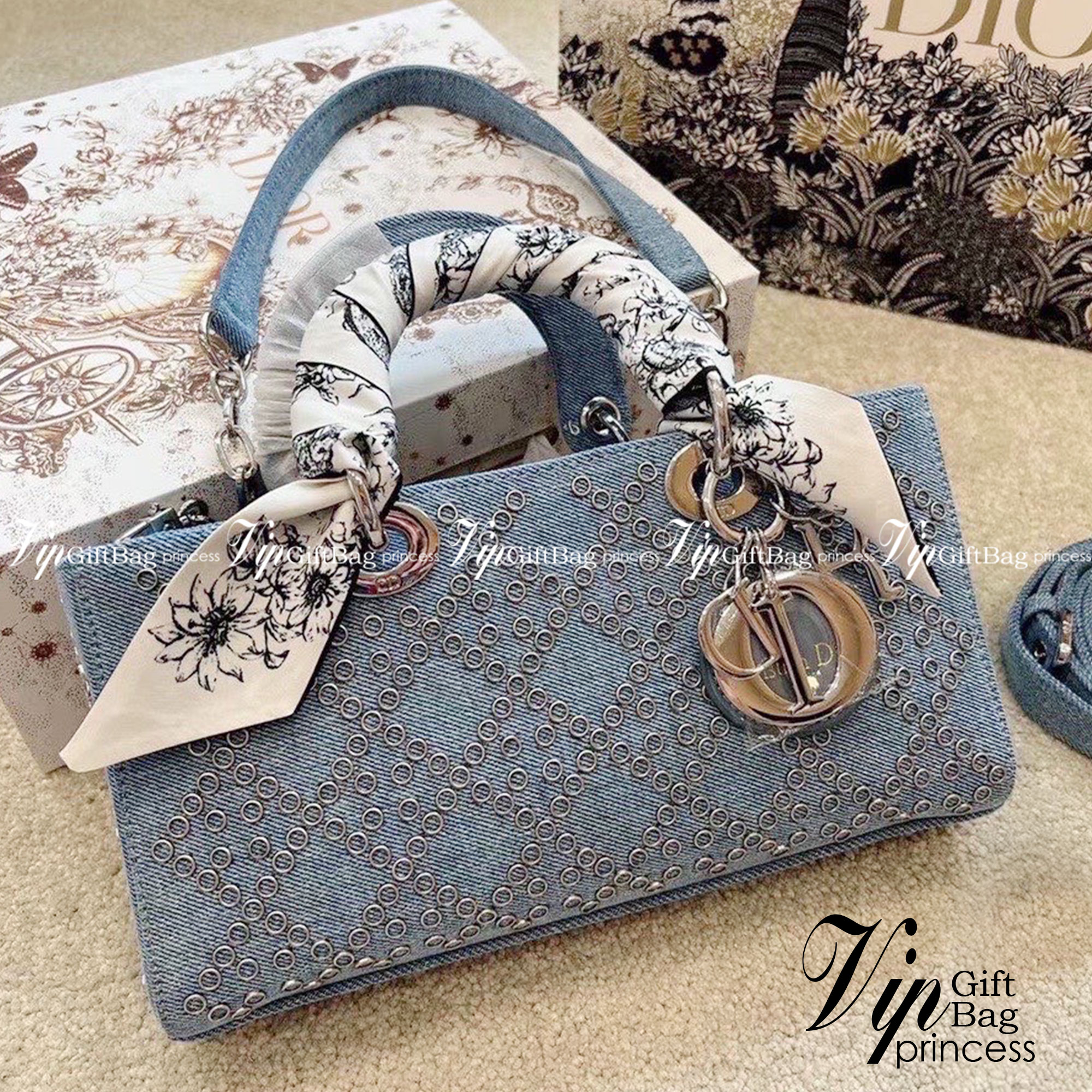 DIOR D-Joy Bag Cannage Denim / Dior Lady Bag กระเป๋าสะพายดิออร์ใบนี้คือราชนิกุลมากแม่ความเลดี้ดิออร์ที่เกินต้าน งานชนช้อปปังสุด ถือสลับแท้ไม่โป๊ะแน่นอน ราคาเบาสุด ภาพถ่ายจากงานจริง สวยเหมือนในรูป พร้อมส่งที่ไทย