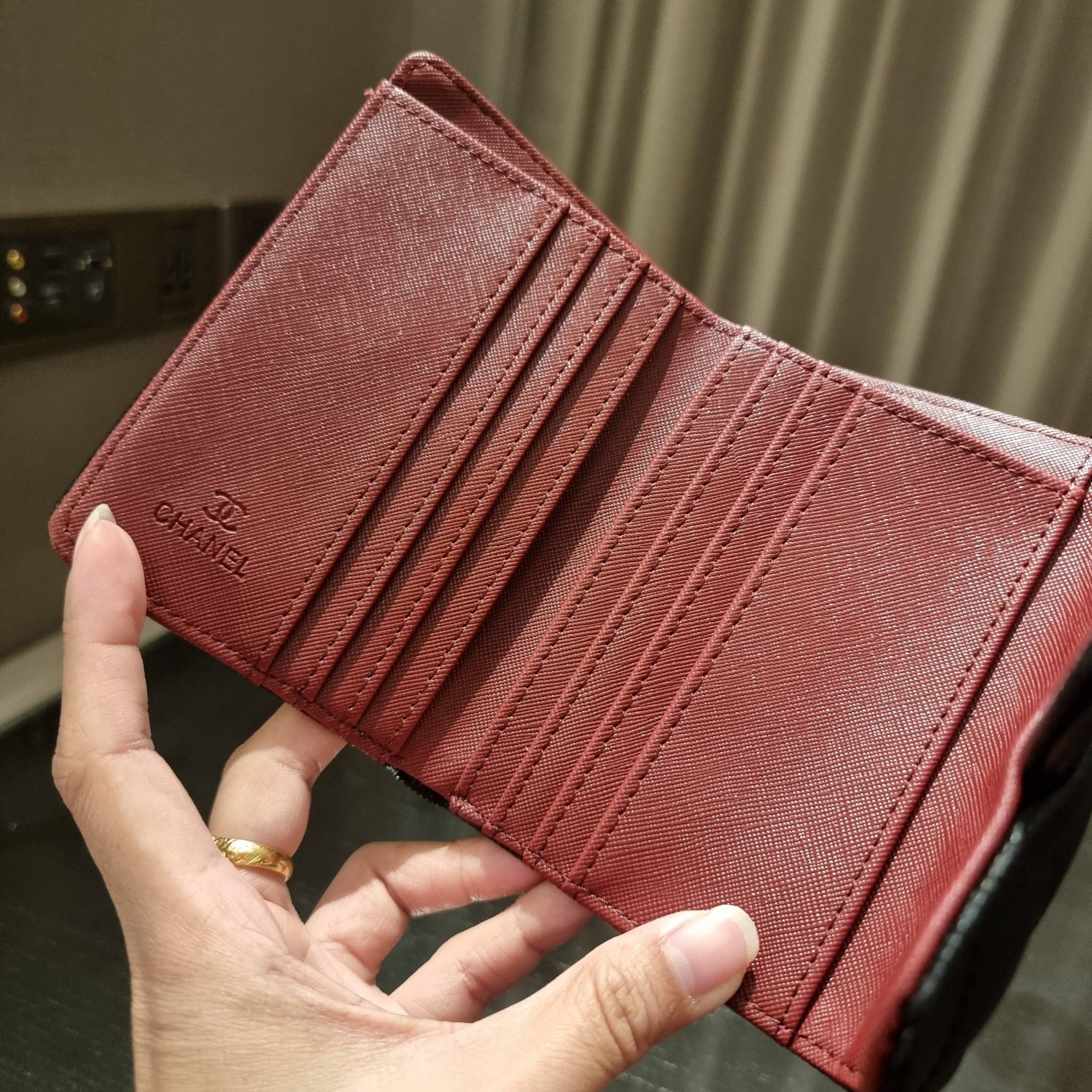 VIP 】มาแล้วจ้า!! รุ่นแนะนำ!! ฮิตติดใจสาวๆ!! กระเป๋าสตางค์ใบสั้นรุ่นฝาพับ จาก Chanel premium for gift เรียบหรู ดูไฮน์ วัสดุหนังสังเคราะห์ลายคาร์เวีย ด้านในเป็นหนังซาฟเฟียโน่ เปิด-ปิดด้วยกระดุมแม่เหล็ก ภายในกระเป๋ามีช่องใส่บัตร ใส่ธนบัตรได้ ดีไซน์เรียบหรูตา