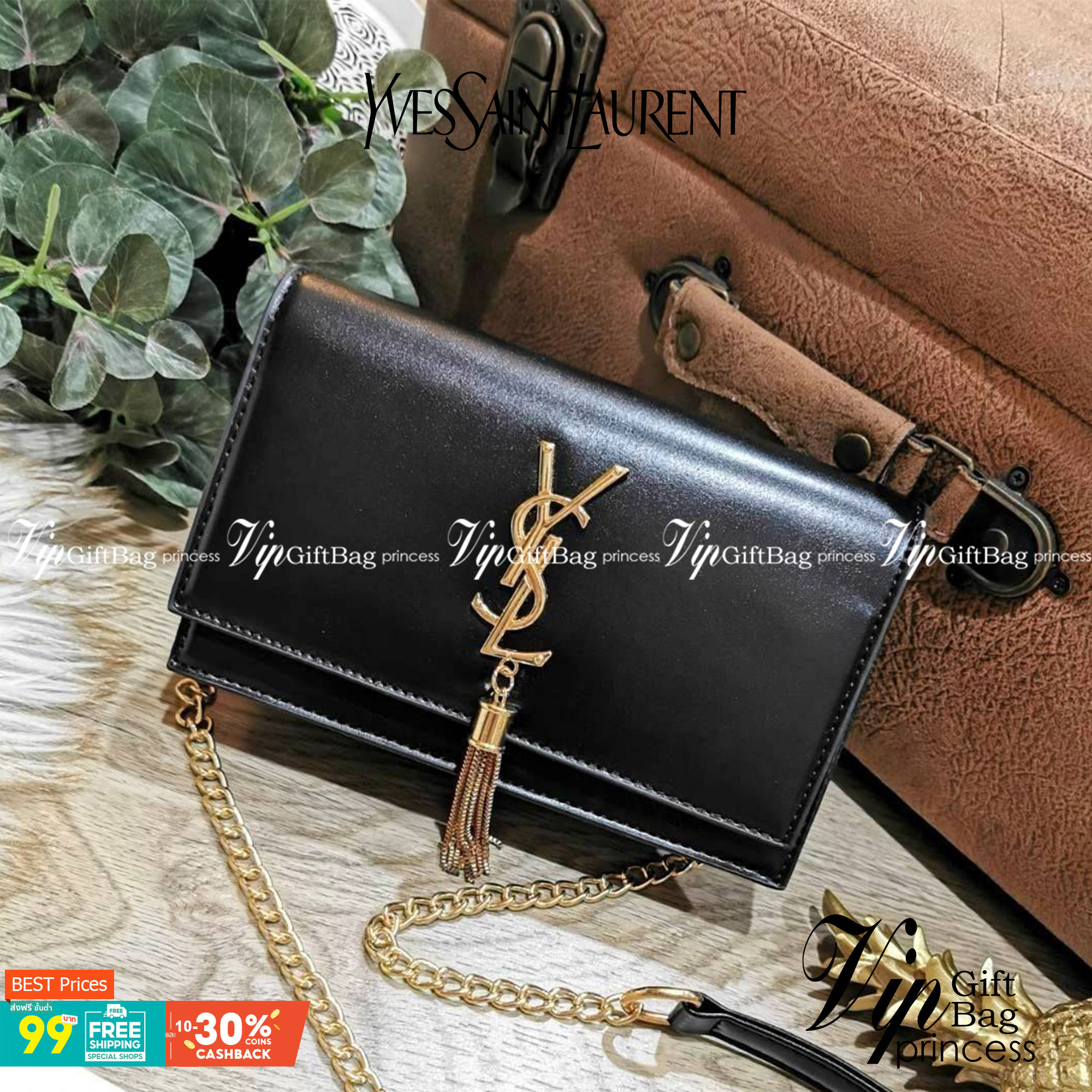 VIP 】YVES SAINT LAURENT YSL BAG VIP GIFT WITH PURCHASE GWP พรีเมี่ยมกิ้ฟ Limited จาก YSL DUTY FREE COUNTER ดีไซน์ทรงสี่เหลี่ยมหนังเรียบสวยอยู่ทรงเปิดปิดด้วยฝาปิดกระดุมด้านหน้าประดับโลโก้แบรนด์อะไหล่ทองพร้อมโซ่ห้อยฟรุ้งฟริ้ง ภายในโล่งสามารถใส่มือถือ กระเป๋