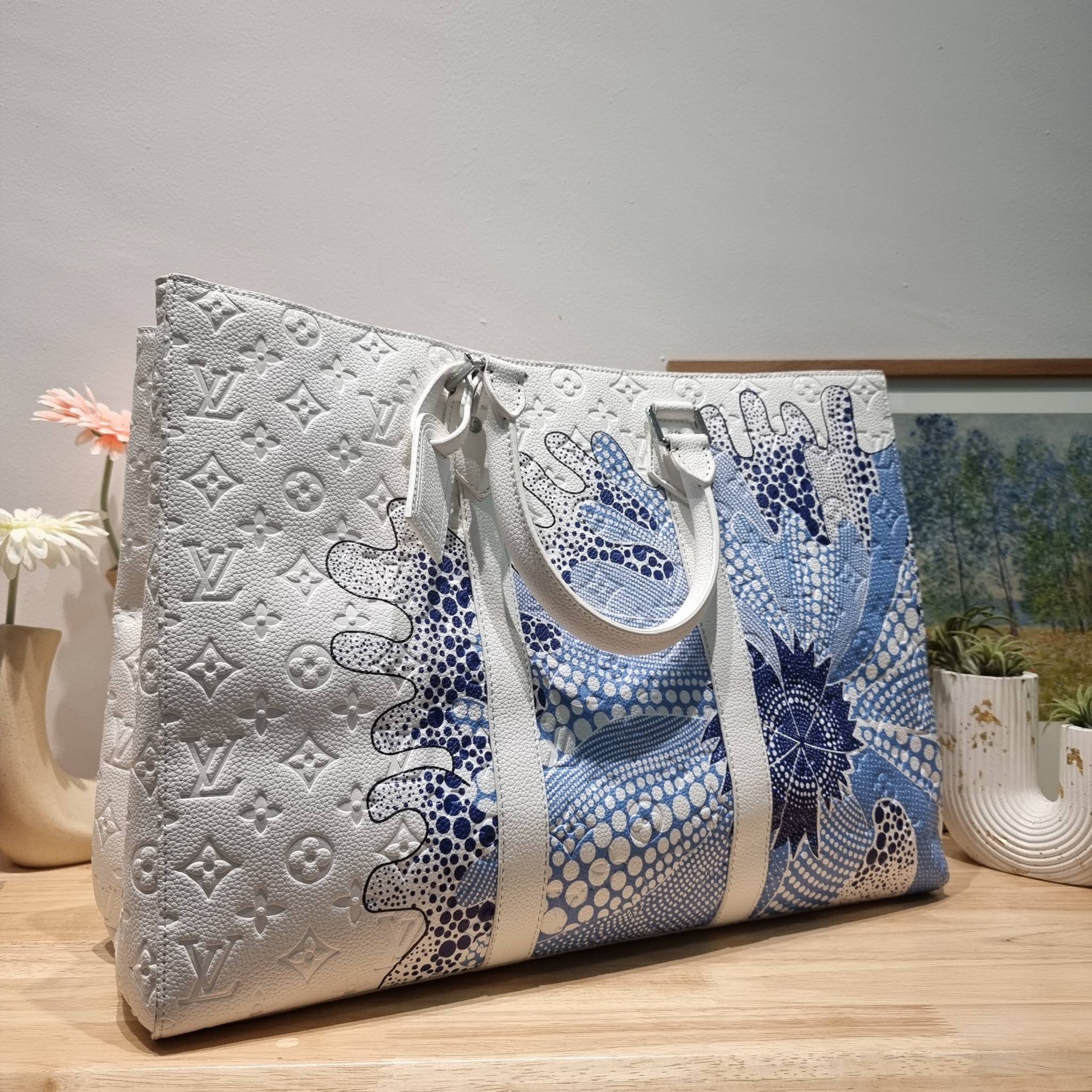 LV x YK Sac Plat 24H Bag Taurillon Monogram / LV × YK SAC CARRYALL TOTE ใหม่รับ summer สดใสฉีกทุกกฏ เพราะใช้ได้แบบยูนิเซ็กส์ กับกระเป๋าเดินทางมาในรูปแบบของทรงโท้ท ใบใหญ่ จุได้แบบจุกๆ ดีไซน์ลวดลายโดดเด่น