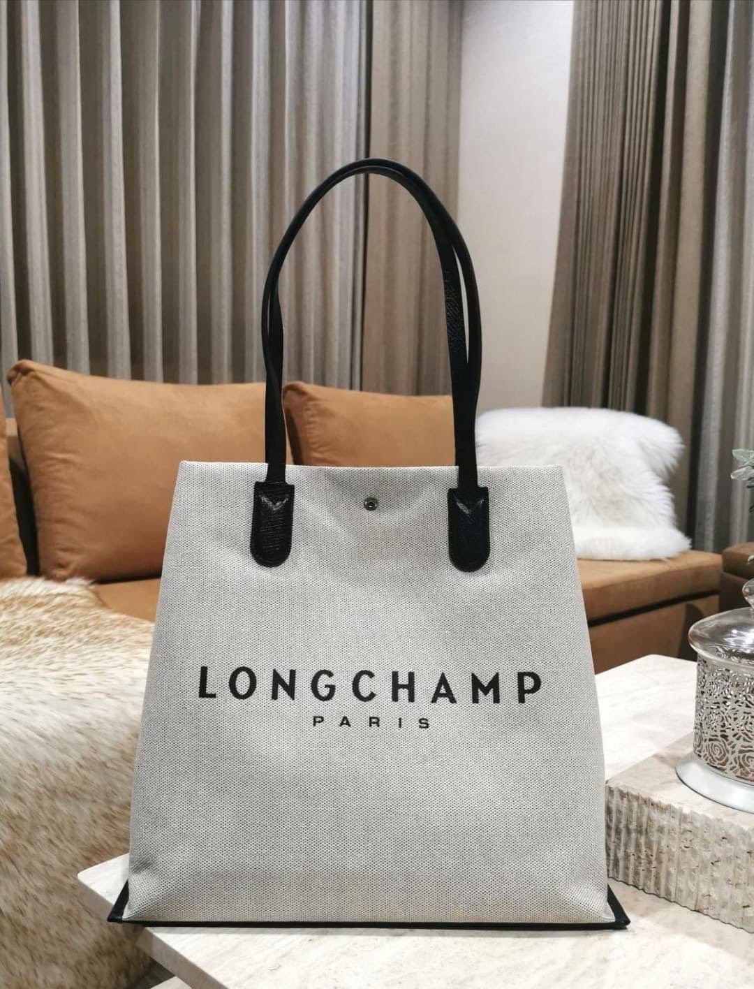 LONGCHAMP ESSENTIAL TOILE SHOULDER BAG L ECRU วัสดุ Cotton Canvas & Grained cowhide คอลเลคชั่นใหม่ ฮิตสุดๆในเหล่าดาราเซเลป ด้วยดีไซน์สวยขนาดกำลังดีเนื้อหนาอยู่ทรง น้ำหนักเบา