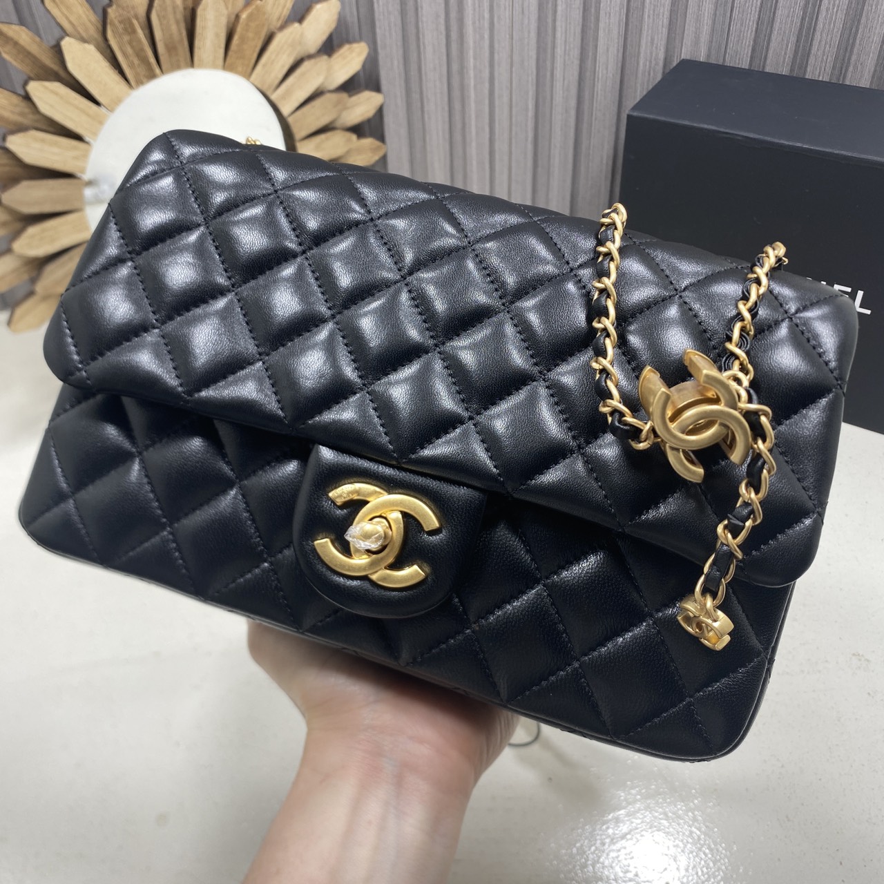 ORI หนังแท้ | Chanel Classic Flap Bag กระเป๋าสะพายรุ่นคลาสสิก สายประดับโลโก้สวยหรูอะไหล่สีทองสวยงาม