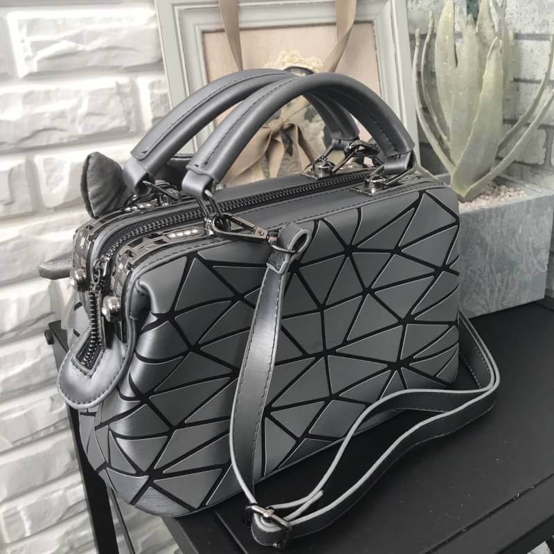 ☃ #กระเป๋าจากงานOutletแท้ 🎈#ภาพถ่ายจากงานขายจริงทั้งหมดนะคะ 🎄 สีเข้าใหม่รุ่น หายากคะ 👍ทรง speedy ขายดี น่ารักมาก สี Metallic grey ( สีเทาเข้มคะ ) มาพร้อมกระต่ายเข้า set เลิศคะ กระเป๋า จากแบรนด์ David Jones กระเป๋าสะพายข้างดี