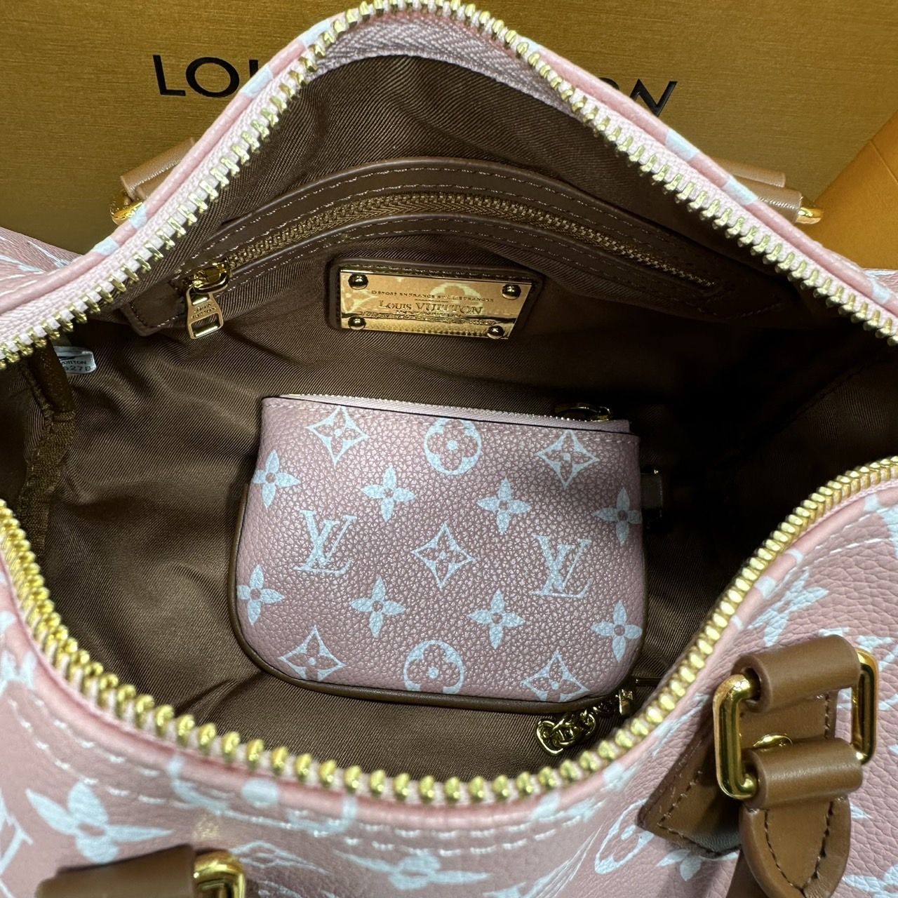 ORI หนังแท้ | LV Speedy P9 Bandoulière 25 Bag กระเป๋าสะพายทรงหมอนสปีดี้ คอลใหม่ล่าสุดหรูหราโดดเด่น รูปทรงใช้งานง่ายสวยตลอดกาล ใช้ได้กับทุกลุค ทุกโอกาส ภายในโล่งกว้างมาก ใส่ของสำคัญได้ครบแน่นอนจ้า