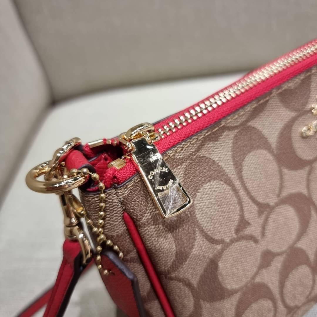 COACH 36674 TOP HANDLE POUCH IN SIGNATURE JACQUARD กระเป๋าทรงพอช ยอดฮิต ยกขึ้นแท่น ด้วยดีไซน์ที่ออกมาให้ใช้งานได้ง่าย ขนาดกำลังเหมาะ วัสดุหนังแคนวาสทนทาน ดีไปหมดขนาดนี้!! คุณลูกค้าถึงสั่งกันรัวๆจริงๆ ภายในโล่งกว้าง ใส่โทรศัพท์ได้ทุกรุ่น มาพร้อมสายคล้องแขน