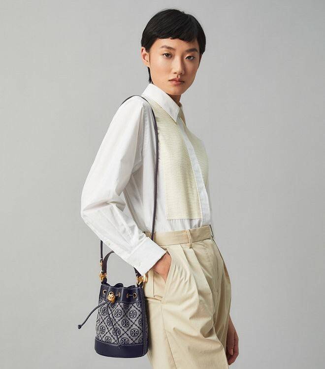 ของแท้ 💯% 】Tory Burch Monogram Jacquard Mini Bucket Bag กระเป๋าถือหรือสะพายไหล่ วัสดุผ้า Canvas โลโก้ Jacquard ทรงถัง ตั้งอยู่ทรง กระเป๋าปักลายแบรนด์ สวยหรู