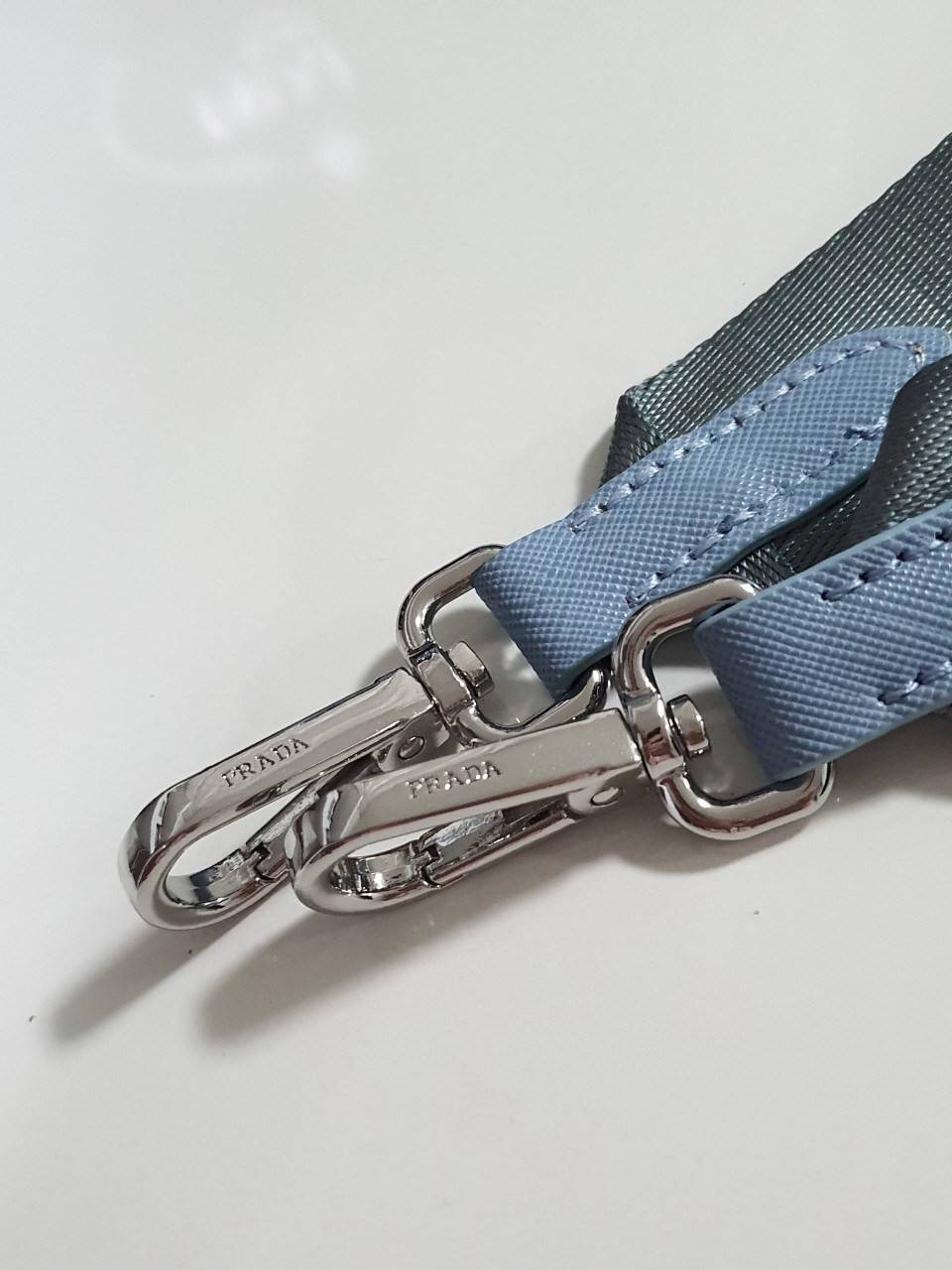 Prada Re-Edition 2005 Re-Nylon bag ใบเดียวคุ้มมากค่ะ อุปกรณ์ ครบชุด **ซื้อ1ได้ถึง3ไอเท็ม ทั้งสายยาว และกระเป๋าใส่เหรียญ และป้ายแท็คหนัง อย่างดี **อะไหล่ปั้มแบรนด์แท้ทุกจุด วัสดุทำจากผ้า Nylon อย่างดี กันน้ำได้ อยู่ทรงสวย สามารถใส่กระเป๋าตังค์ใบกลางได้ ถอด