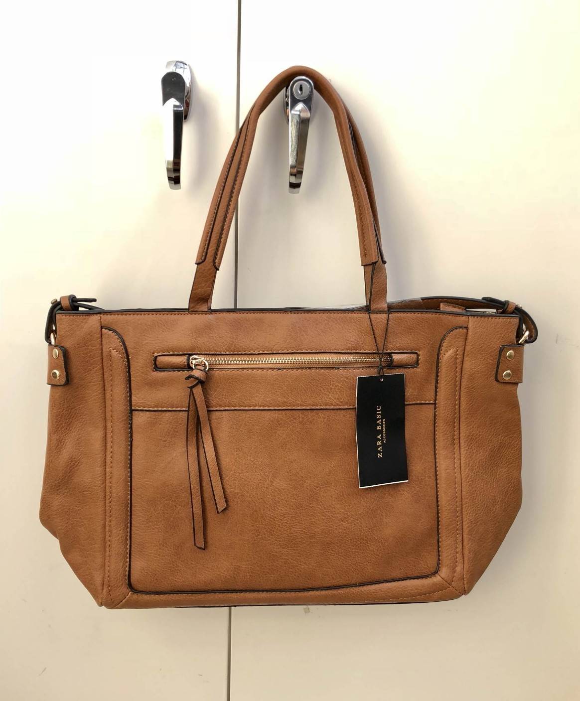 ZARA BASIC TOTE BAG กระเป๋าสะพาย ทรง TOTE ใบใหญ่จุสุดๆ วัสดุหนังแกะสังเคราะห์เนื้อนิ่ม texture สวย น้ำหนักเบา ดูแลรักษาง่าย เปิดปิดด้วยซิป ภายในกว้าง มีช่องซิป สามารถใส่เอกสาร A4, Notebook, ของใช้ได้เยอะ หูจับถนัดมือ แข็งแรง มาพร้อมสายสะพายยาว จะถือหรือสะ