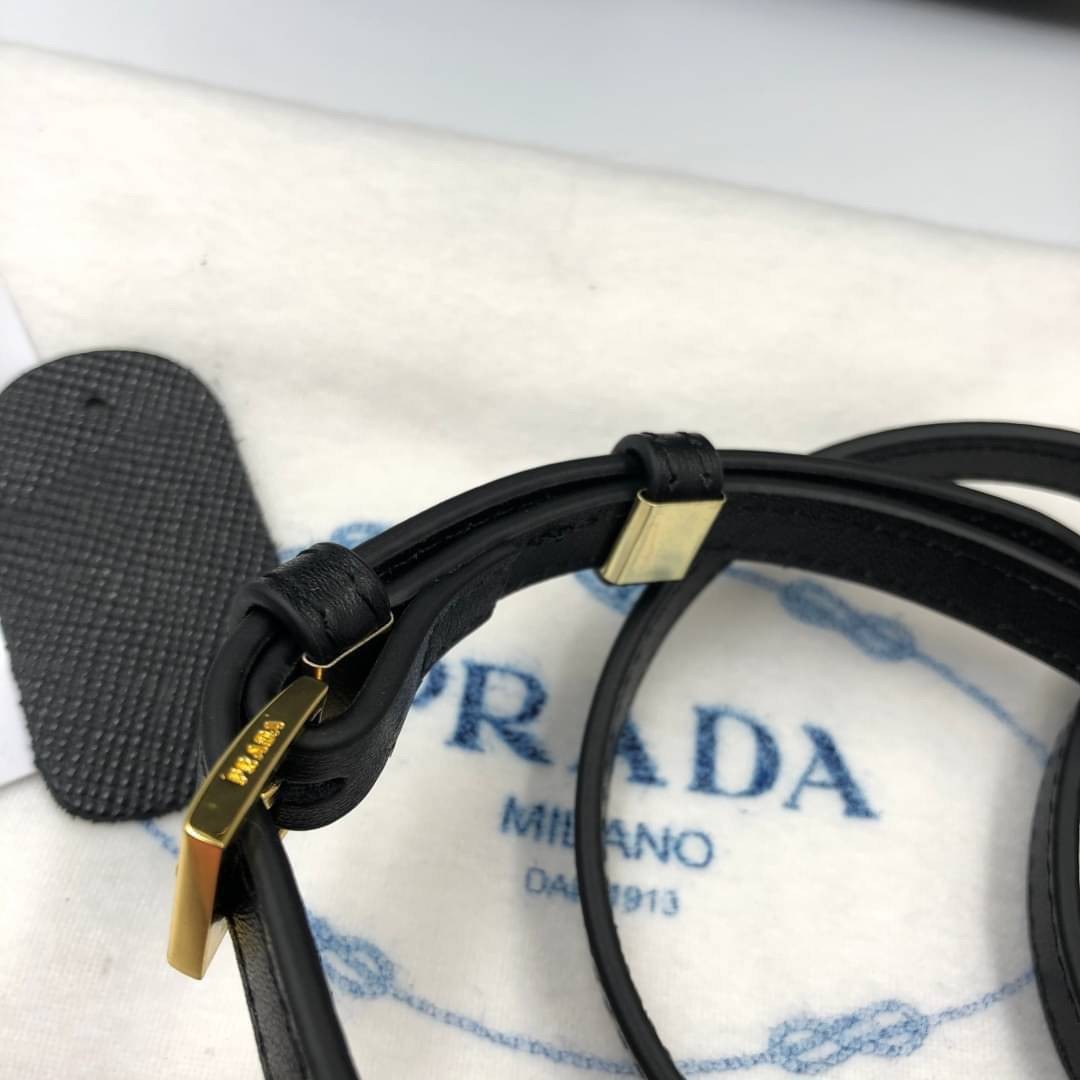 VIP 】หนังแท้ Prada Panier Bag Medium Saffiano Leather พร้อมส่งที่ไทย กระเป๋าสะพายข้างทรงบัคเก็ต จุของได้เยอะมาก เรียบแต่หรู ต้องใบนี้เลยค่าา