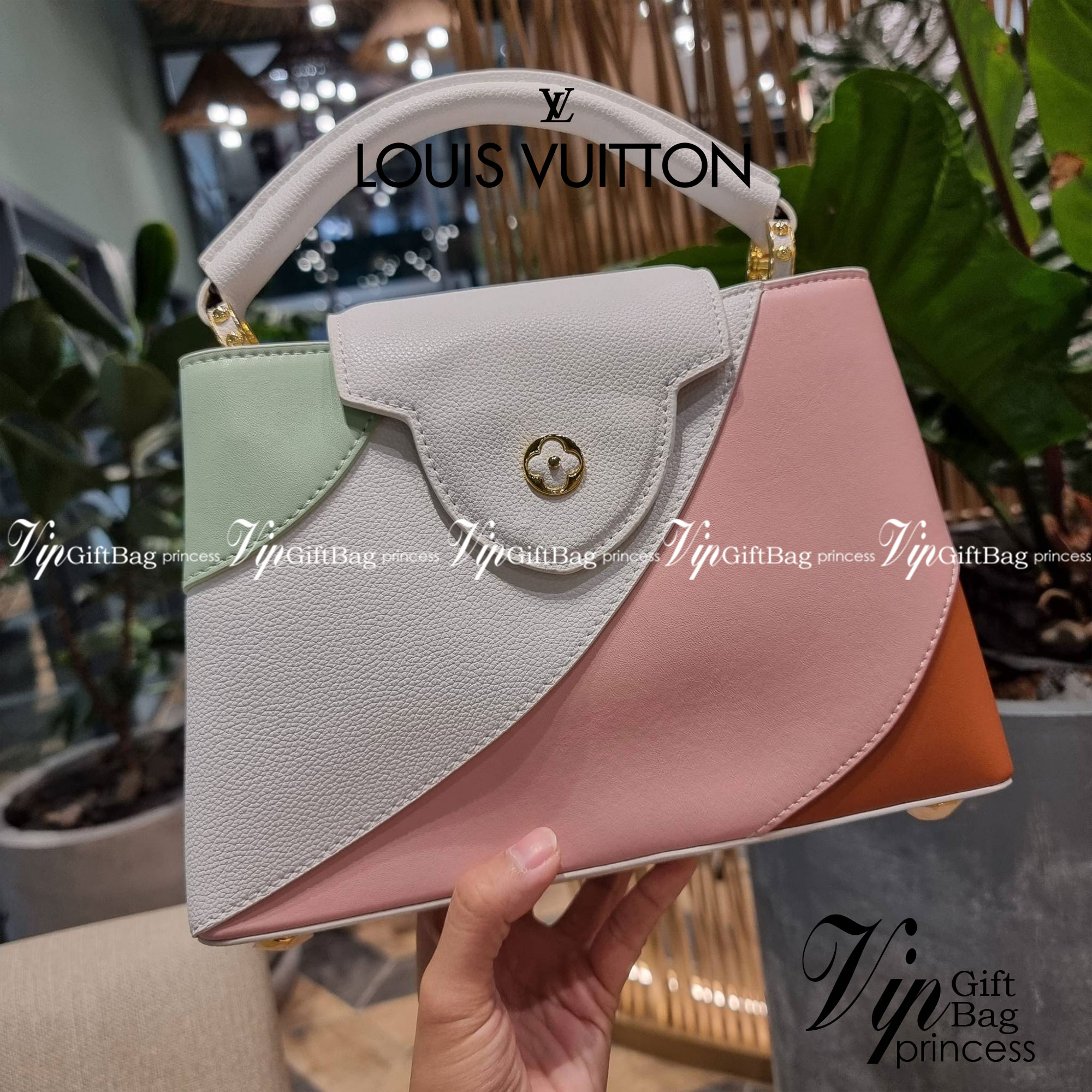 LV capucines top handle ที่สุดของความสวยในราคาเบาๆ กระเป๋าถือสุดหรู ดีไซน์ทรงคลาสสิค พร้อมลวดลายหรูหรา มาพร้อมหูจับในตัว ด้วยรูปทรงวินเทจและวัสดุหนังแท้ ขับผิว ทำให้ไอเท็มนี้สะกดทุกสายตาจริงๆ และยังมีลูกเล่นที่ฝาปิดกระเป๋า ที่สามารถปิด หรือสอดด้านใน ก็เห็
