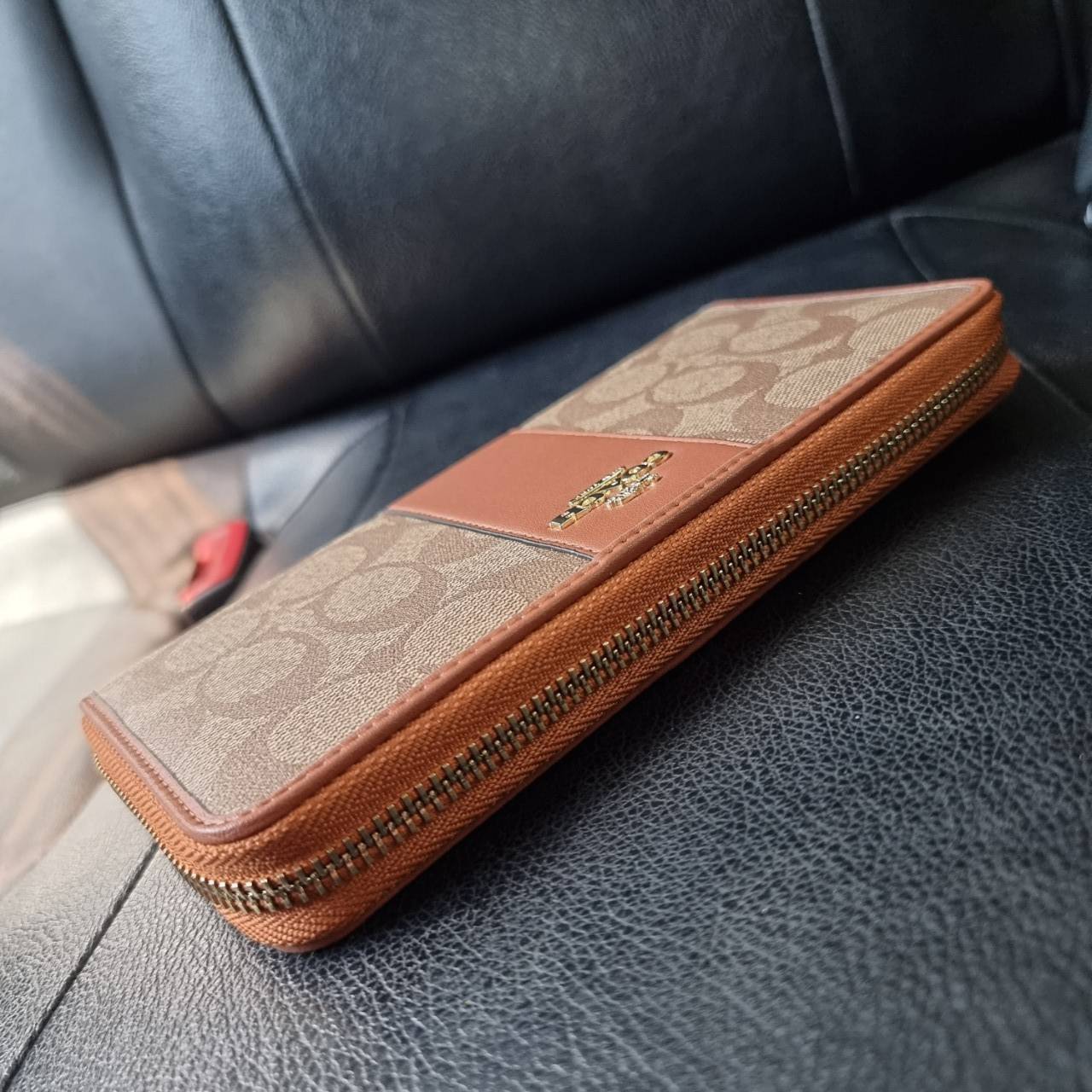 COACH F54630 ACCORDION ZIP WALLET IN SIGNATURE COATED CANVAS WITH LEATHER STRIPE กระเป๋าสตางค์ใบยาวรุ่นคลาสสิค คัดสีขายดีมาให้กันเลยจ้า ♥️ วัสดุหนังแคนวาสเคลือบลาย เปิด-ปิดด้วยซิปรอบ รูดใช้งานง่าย ใส่บัตรได้ มีช่องซิปใส่เหรียญ ใส่มือถือได้ พกใบนี้ใ