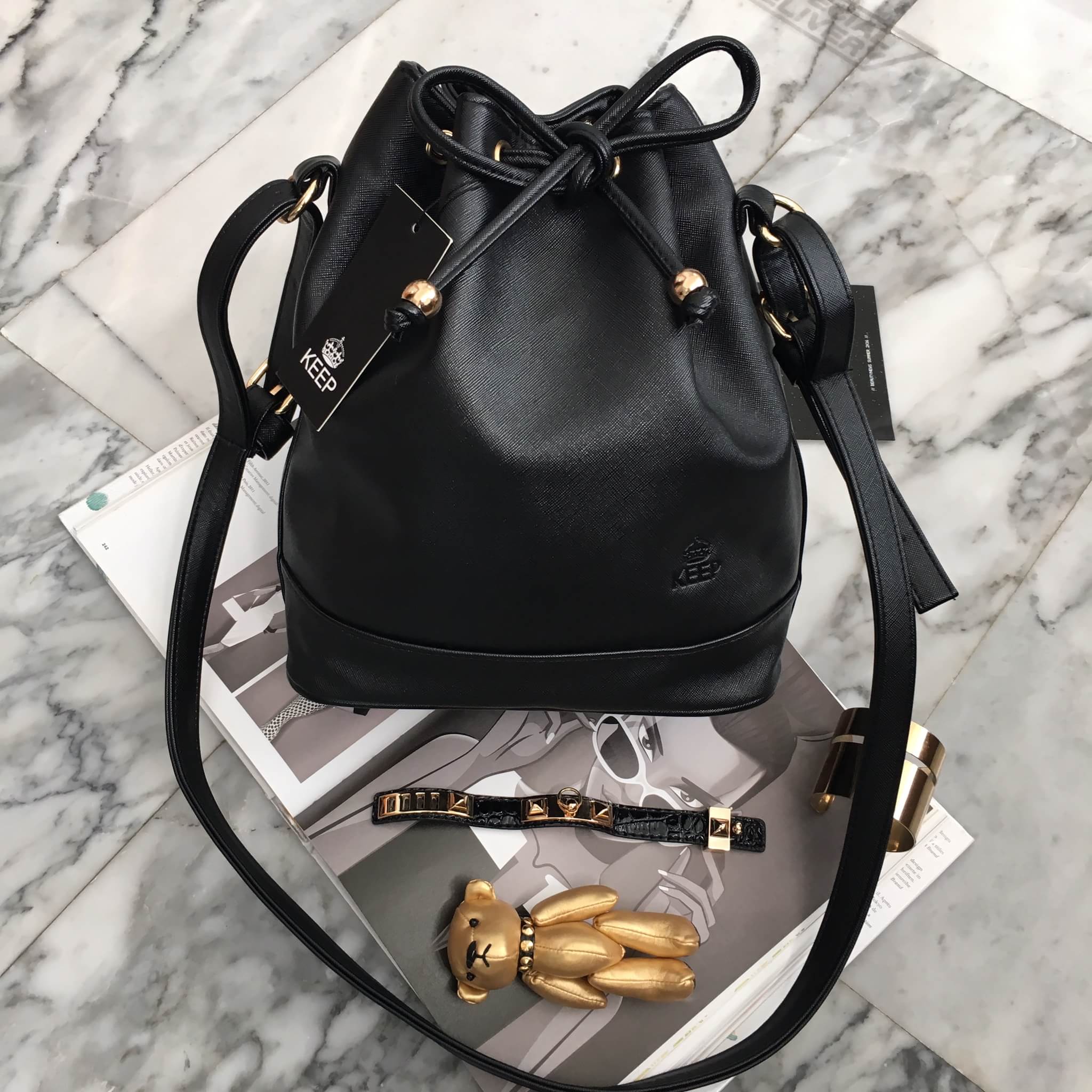 กระเป๋า KEEP Bucket มาคะ รุ่นนี้หนัง saffiano อย่างดี ด้านหน้า pump logo brand สวยมากคะ ตัดกับอะไหล่ทอง ทรงสวย น้ำหนักเบา จุของได้เยอะมากคะ ใครที่ชอบทรงนี้ห้ามพลาดเลยคะ แนะนำ