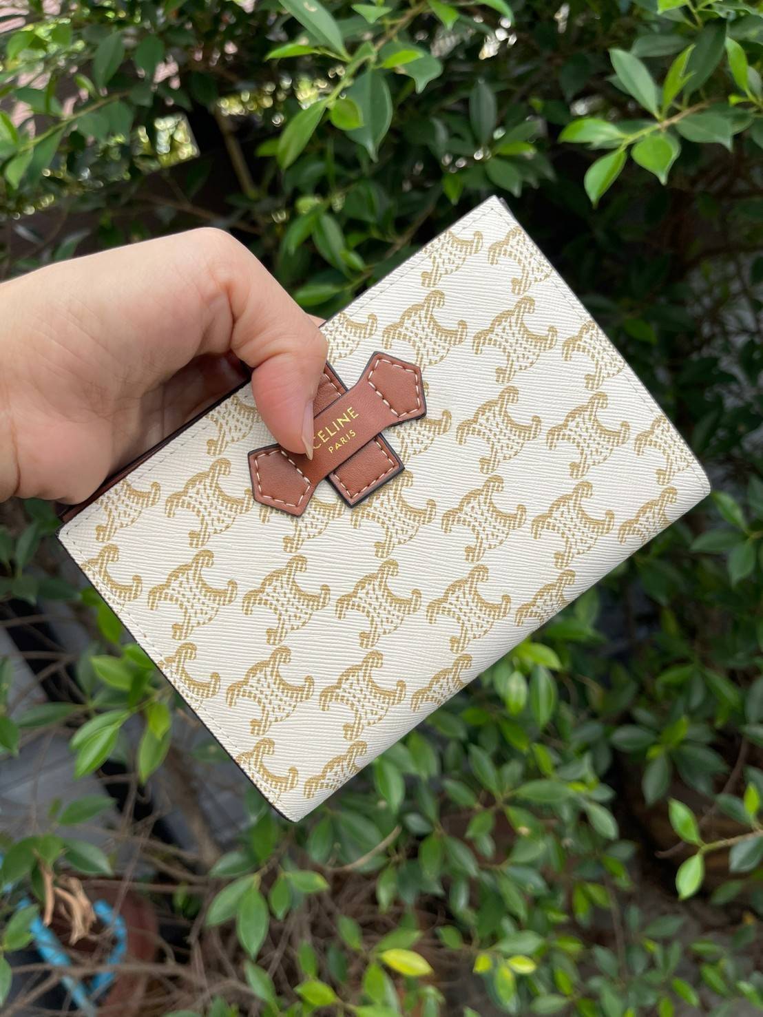 CELINE MEDIUM STRAP WALLET IN TRIOMPHE CANVAS กระเป๋าสตางค์ขนาดกลาง ถือแล้วจะให้ความรู้สึกที่คล้ายกับกระเป๋าคลัทช์ ดีไซน์ทันสมัยให้ใช้งานได้แบบครบครัน เป็นกระเป๋าสตางค์ ที่มีช่องสำหรับใส่ ธนบัตร เหรียญ และบัตรต่าง ๆ ใช้งานแบบ2ด้าน มีลวดลายTriomp ที่เป็นซิ