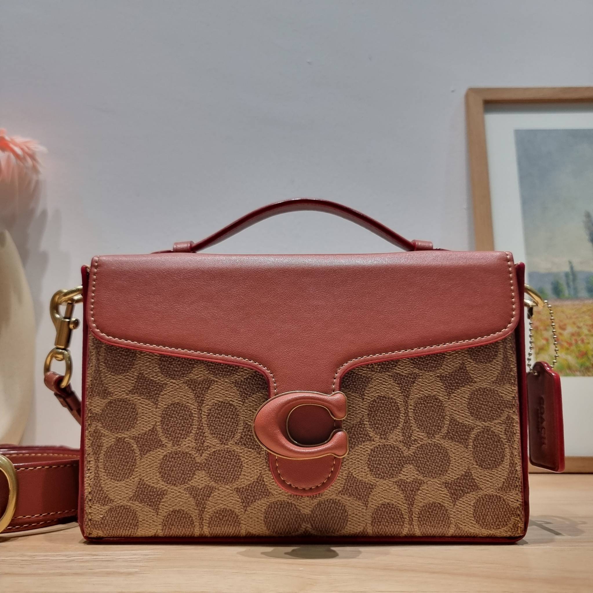 COACH CH798 TABBY BOX BAG IN SIGNATURE CANVAS ดีไซน์ใหม่ปี 2023 กับกระเป๋าสะพายมัลติฟังก์ชั่น ครบครัน ใช้งานได้หลากหลาย สวยคมชัด คลาสสิคใช้ได้ทุกลุค