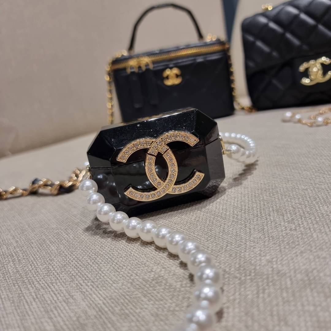 VIP 🥂 เซ็ทคือที่สุดของความคุ้ม EXCLUSIVE MIX ITEM!! CHANEL GIFT BOX SET กลับมาอีกครั้งกับไอเท็มสุดหรูชวนให้สะสม สุดยอดของรุ่นยอดฮิตพร้อมเสิร์ฟครบชุด สุดคุ้ม มาพร้อมกระเป๋าสะพายถึง 2 ใบ คอลเลคชั่นของมันต้องมี ทั้งตัวคลาสสิคและ vanity และสุดยอดของหา