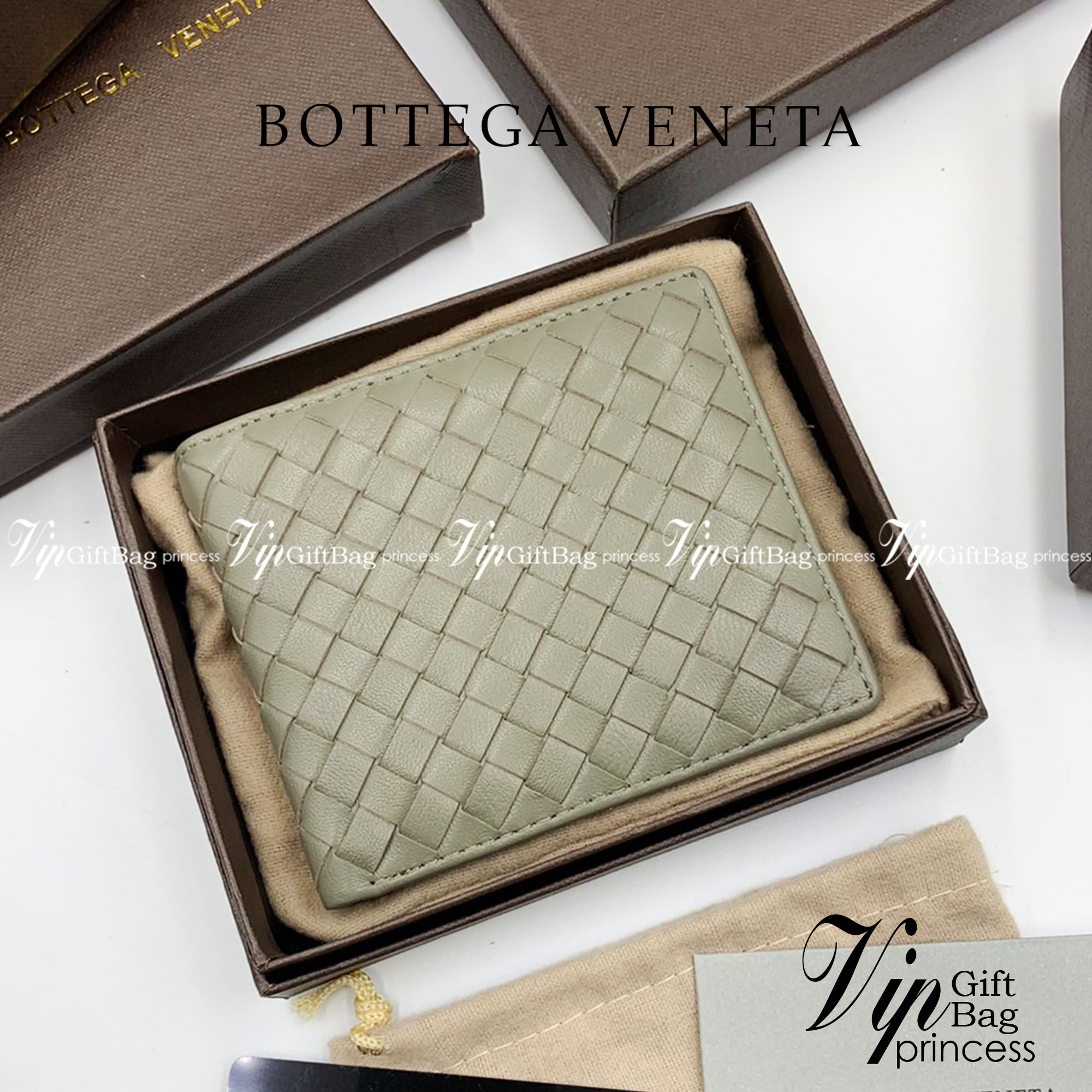 หนังแท้ BOTTEGA VENETA WALLET / BV Wallet พร้อมส่งที่ไทย กระเป๋าสตางค์ใบสั้นคุณผู้ชาย รุ่นตามหา มาเท่าไหร่ไม่เคยพอเลยค่า เป็นรุ่นคลาสสิกที่หยิบมาใช้งานได้บ่อยที่สุด งานหนังลูกวัวแท้ทั้งใบ ใช้ทนทานได้นาน ใช้ทนทานได้นานภาพสินค้าถ่ายจากงานขายจริง ใช้งานต่างป