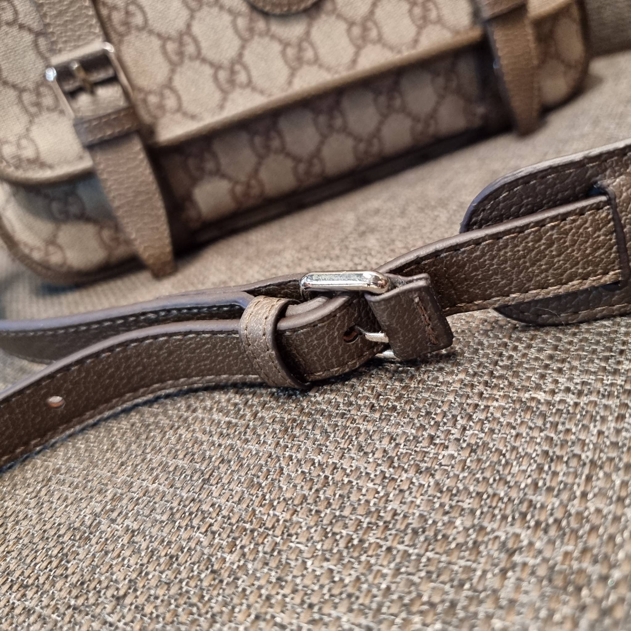 Gucci GG Supreme messenger bag GC MESSENGER VINTAGE BAG กระเป๋าสะพายข้างทรงแมสเซนเจอร์ ย้อนยุค ลุคผู้ดีแบบลูกคุณ ดีไซน์ unisex ใช้ได้ทั้งชายและหญิง พรีเมี่ยมกิ๊ฟวีไอพี วัสดุหนังแคนวาส ใช้งานง่ายด้วยฝาเปิดกระดุมแม่เหล็ก ด้านหลังมีช่องเก็บของจุกจิกได้ ภายใน