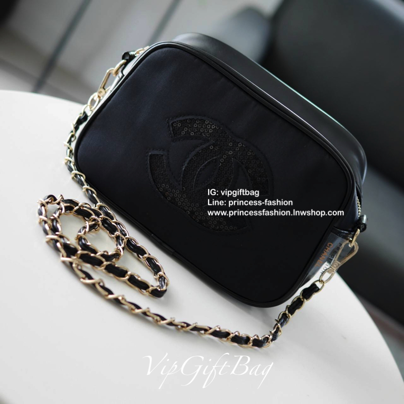 Chanel Nylon Crossbody Bag กระเป๋าสะพายทรงสวย งานพรีเมี่ยมกิ้ฟ Limited Edition ของแท้ 100% นำเข้าจาก Chanel Perfume Counter ใบกะทัดรัด วัสดุหนัง PU ประดับโลโก้ CC สุดคลาสสิค ซับใน Polyester 100% เปิดปิดด้วยซิปอะไหล่ทอง ใส่กระเป๋าสตางค์ยาว ของใช้ได้กำลังพอ