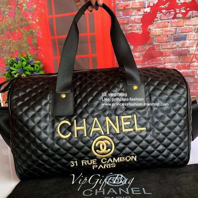 CHANEL VIP GIFT Large Travel Bag กระเป๋าเดินทางใบใหญ่ Gift With Purchase (GWP) รุ่น Limited Edition พรีเมี่ยมกิ๊ฟของเเท้จาก Chanel Counter หนังลายตารางเนื้อหนาสีดำกันนำ้ดูแลรักษาทำความสะอาดง่าย ด้านหน้ามีโลโก้แบรนด์ เปิดปิดด้วยซิปสะดวกใช้ หัวซิปแบรนด์อะไห