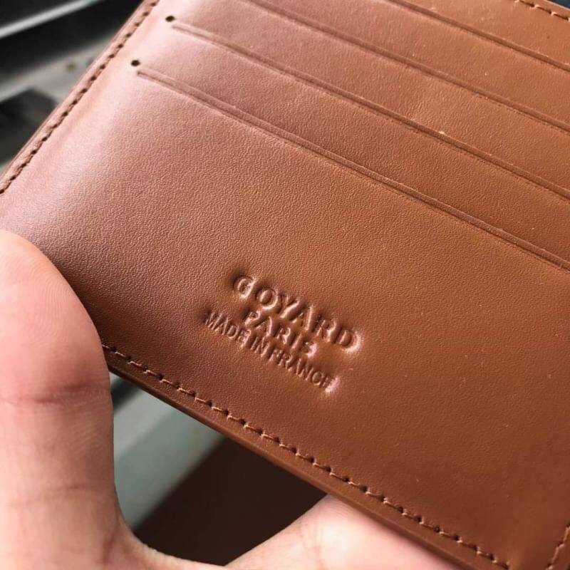 VIP GIFT 】GOYARD Victoire Bifold Wallet กระเป๋าสตางค์ผู้ชายใบสั้น พร้อมส่ง 6 สี พร้อมกล่องสวยหรูน่าใช้มากค่ะ อีกรุ่นที่ยอดขายไม่เคยตก 🤑🤑 ใบจริงดูผู้ดี ดูแพง!! ภายในมีช่องใส่บัตรได้เยอะ ใส่ธนบัตรได้ทุกใบ ห้ามพลาดจร้าา!! ((รุ่นเดินด้ายโทนสีเ