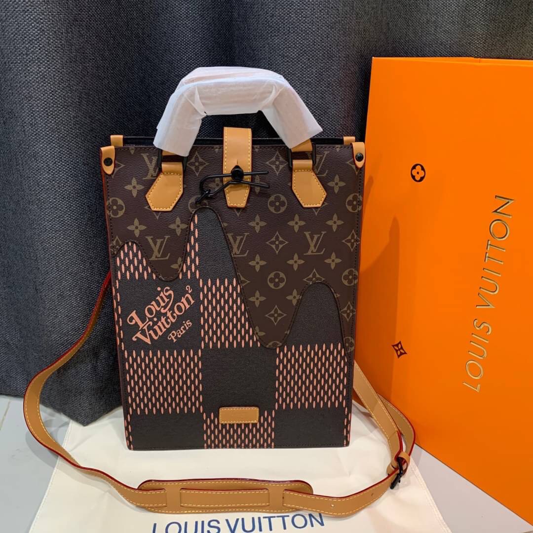 หนังแท้ LOUIS VUITTON MINI TOTE / LV MINI TOTE กระเป๋าทรงโท้ท โดดเด่นด้วยรายละเอียดของคลื่นใน Monogram เหมาะอย่างยิ่งสำหรับสิ่งของจำเป็น เช่น iPad โทรศัพท์ และสมุดโน้ต มีหูหิ้วแบบถอดได้สำหรับสะพายไหล่ ภาพสินค้าถ่ายจากงานขายจริง ใช้งานต่างประเทศได้