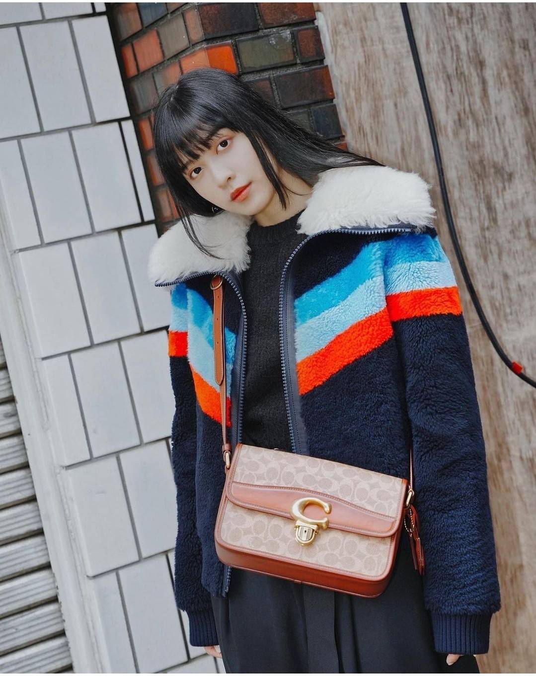 OUTLET 】COACH STUDIO SHOULDER BAG IN SIGNATURE CANVAS (C6639 C6640) สีใหม่รับความเฮง กับคอลเลคชั่นใหม่สุดอีกหนึ่ง!! มาแบบเลิศๆหรูๆมากแม่ กระเป๋าสะพายข้างลุคไฮน์ ที่ดีไซน์ออกมาได้ปัง และดูแพงมากๆ ด้วยดีเทลคลาสสิคผสานความเป็นเอกลักษณ์ เรียบง่ายแต่แฝงความมีด