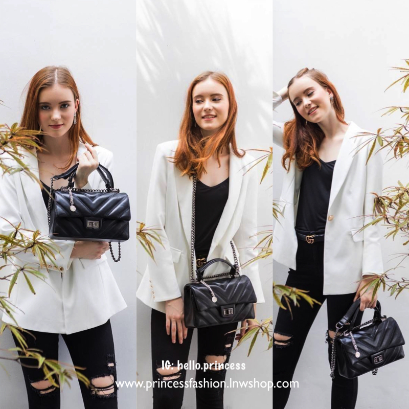 รุ่นขายดีเข้าเพิ่มค่า KEEP รุ่น coco chain handbag กระเป๋าทรงหรู รอบใหม่ ใช้หนัง Microfiber นิ่ม ฟู ตึงสวย ทนกว่าเดิมอยู่ทรง ใครชอบสไตล์นี้ห้ามพลาดนะคะ ใบนี้มีหูถือได้ ด้านในสีแดงสวย มีช่องแบ่งเก็บของหลายช่อง ด้านหลังมีช่องพิเศษสามารถใส่มือถือได้ค่ะ สายปร