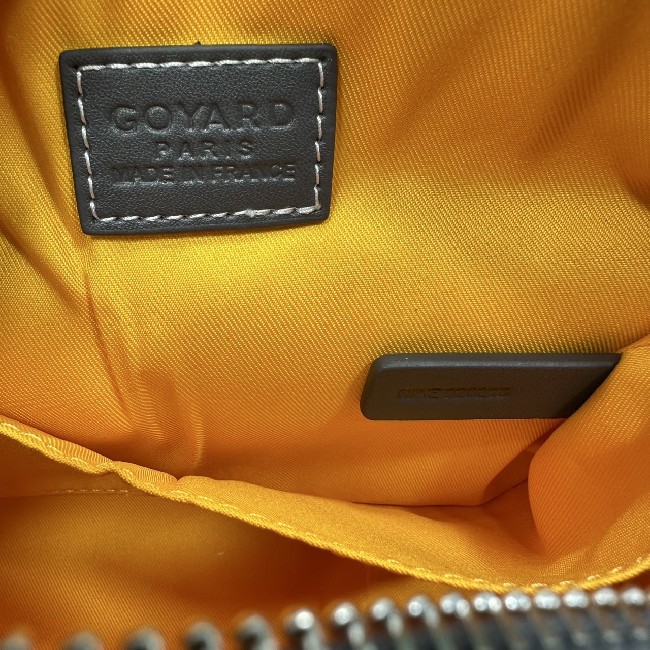 ORI หนังแท้ | Goyard Bowling 25 Toiletry Bag / Goyard Pouch กระเป๋าทรงพอช พร้อมสายถือจับถนัดมือใช้งานง่ายกะทัดรัด ตอบโจทย์ความเรียบง่ายแต่คลาสสิก ใช้ได้ทั้งชายหญิง หรูหรา ติดแกรมที่สุด เป็นรุ่นตามหา ที่ตอนนี้มีพร้อมส่งแล้วค่า