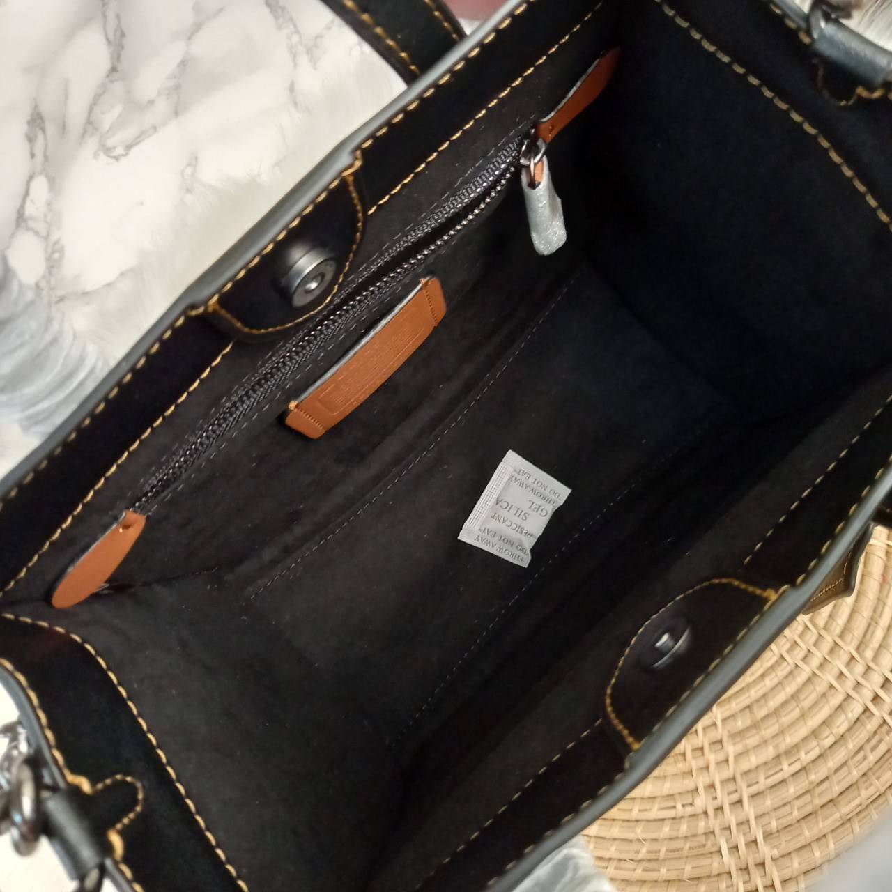 COACH CASUAL STYLE STREET STYLE 2WAY PLAIN LEATHER ELEGANT STYLE (C6958 C6852) 🌺 ที่สุด! ของที่สุด!! กระเป๋าถือ กระเป๋าสะพายรูปทรงสุดฮิต สุดคลาสสิค รุ่น UNISEX ที่ชิคๆ สบายๆ ได้ทั้งชายและหญิง// วัสดุหนังแท้ทั้งใบ ตัดเย็บด้วยหนังเนื้อนุ่มพิเศษ หนา 