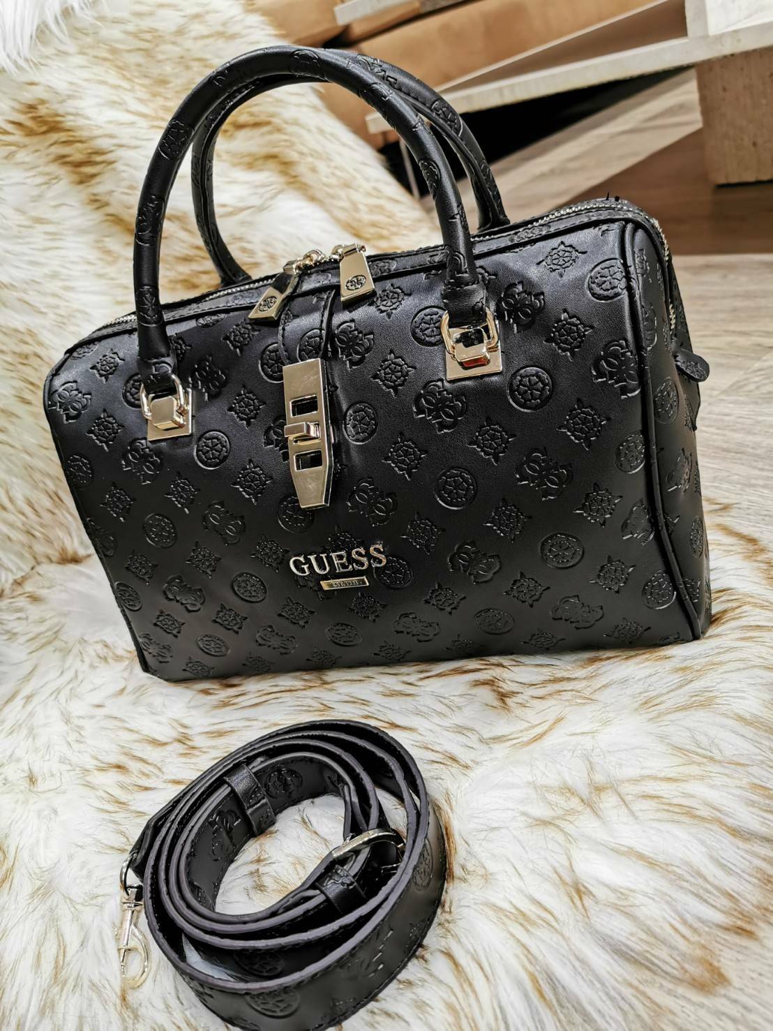 GUESS WOMEN’S SINGNATURE BOWLING BAG กระเป๋าสะพายทรง Bowling รุ่นใหม่จาก GUESS FACTORY หนังนิ่มสวยหรูอยู่ทรงปั้ม SINGNATURE BRAND รอบใบโดดเด่น ใบใหญ่กำลังดี น้ำหนักเบา ด้านหน้าประดับโลโก้ หูหิ้วเเข็งแรงพับลงได้ เปิดปิดด้วยซิปคู่สะดวกใช้ หัวซิปแบรนด์ ภายใน