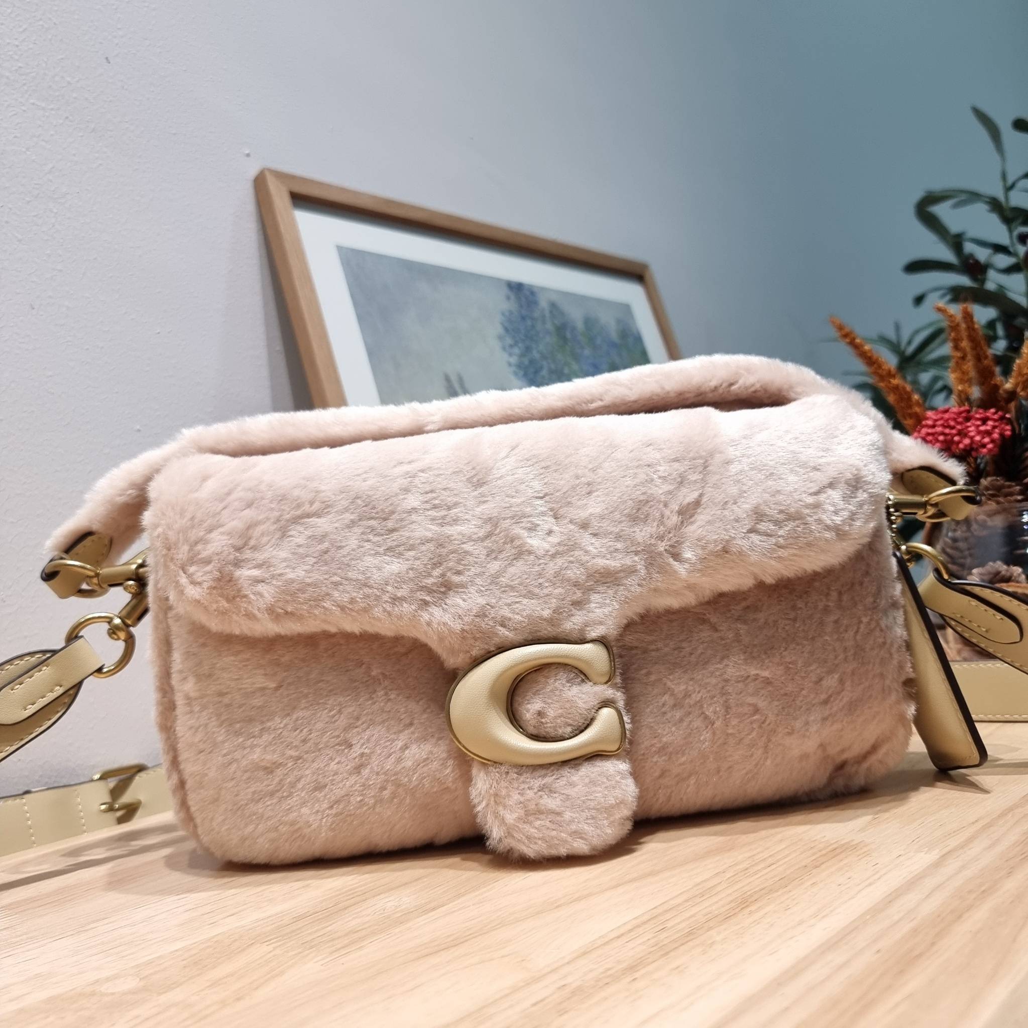 Coach pillow tabby shoulder bag 26 in shearling / COACH LEATHER COVERED C CLOSURE CC445 ใหม่ล่าสุดต้อนรับฤดูหนาว กับคอลเลคชั่นคุณหนู กระเป๋าสะพายไหล่ ดีไซน์วินเทจย้อนยุคตกแต่งขนรอบใบนุ่มฟู สวยลูกคุณมาก!! เปิด-ปิดด้วยกระดุมแม่เหล็ก รับรองแน่นหนา ภายในเป็นช