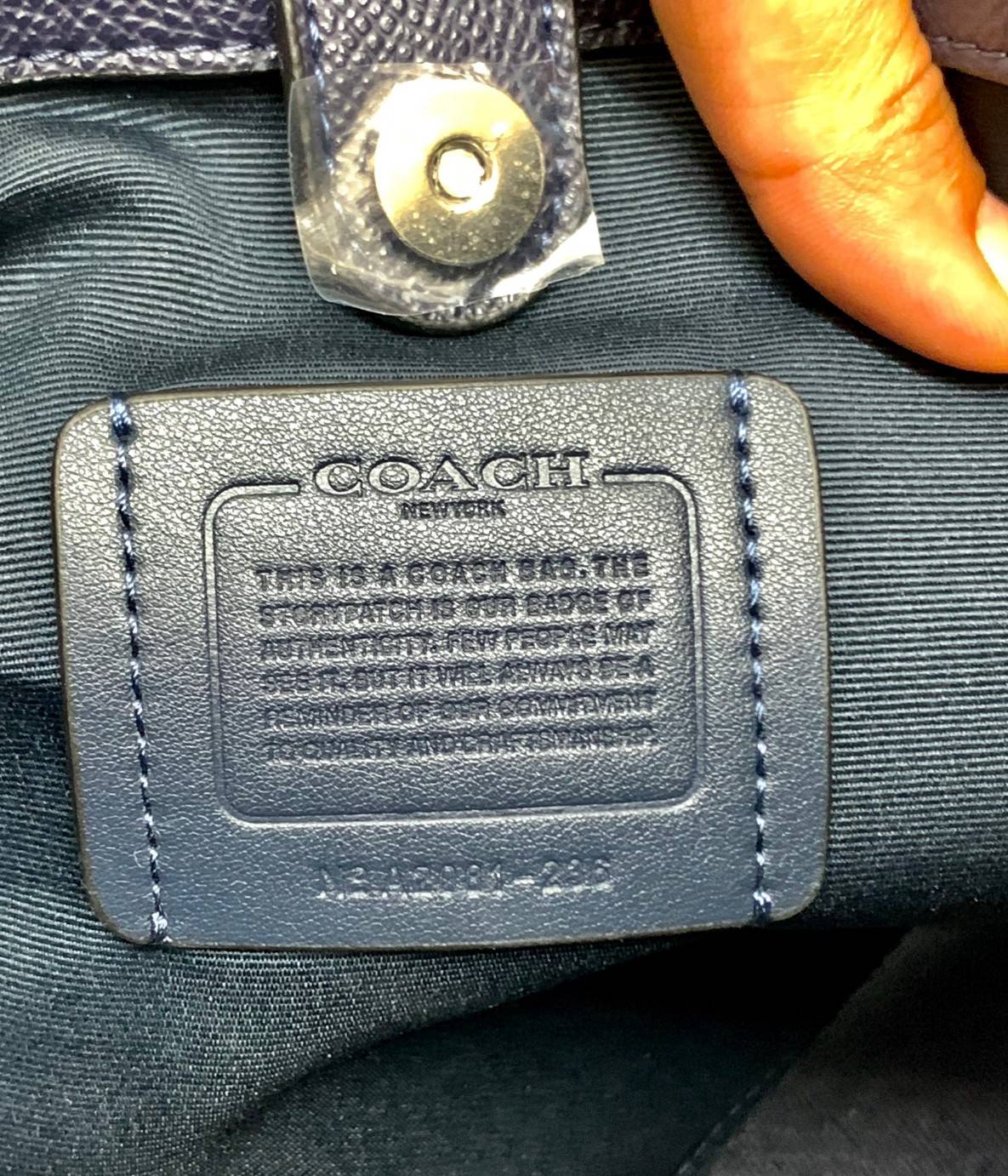 COACH TOWN BUCKET BAG WITH HORSE AND CARRIAGE PRINT ((2081-236)) 🔺กลับมาแล้ว ตามคำเรียกร้องค่ะ! กระเป๋าคล้องไหล่//สะพายข้างได้ วัสดุ pvc อย่างดี หนังนิ่มป่องพองตัวสวยงาม ลายรถม้าทั้งใบค่ะ ภายในกระเป๋าแบ่งเป็น2ช่องหลัก เปิดปิดแบบกระดุมแม่เหล็ก ภายใ