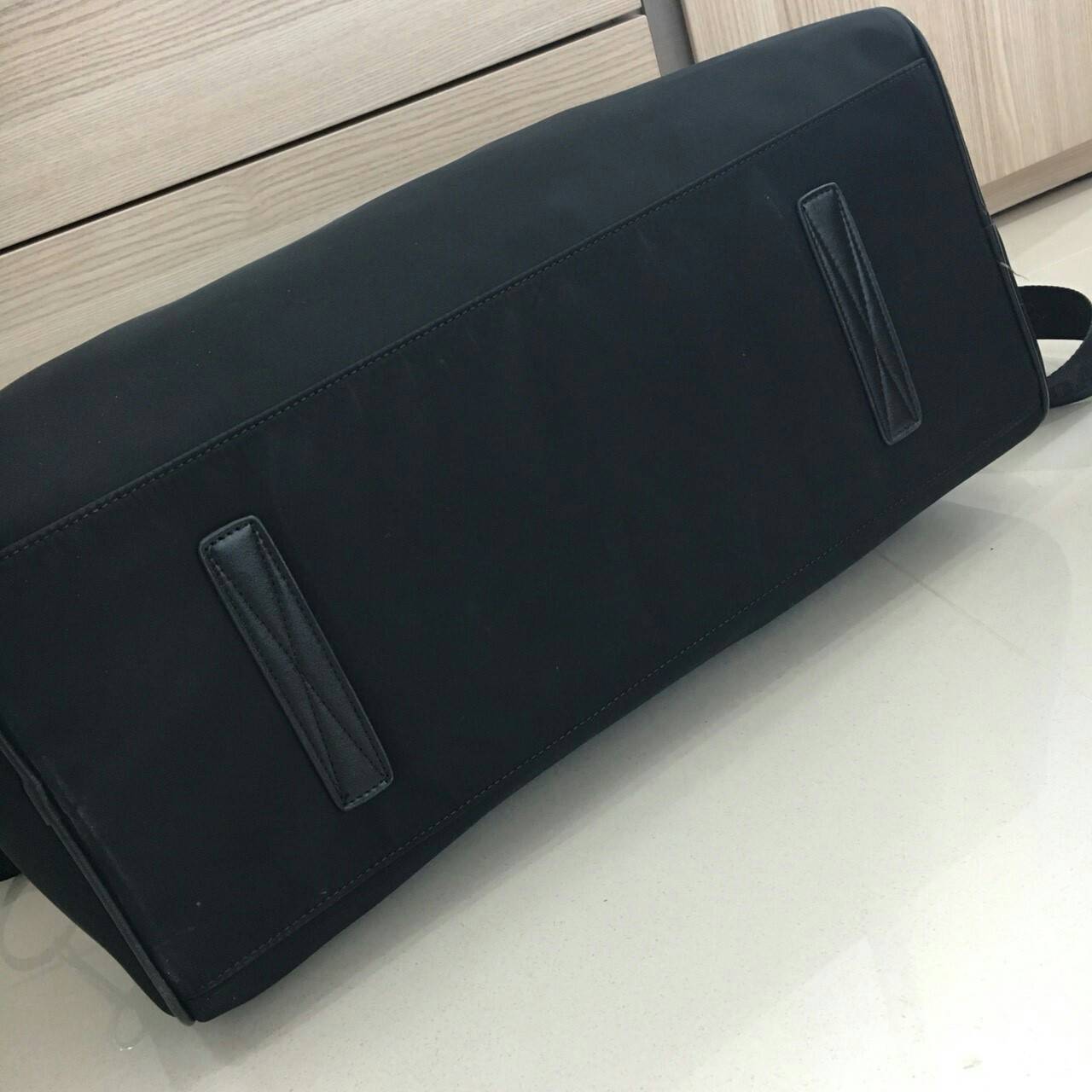 New arrival ! ของมันต้องมี♡ มาใหม่กับ กระเป๋าทรง Travel Bag ใส่ของได้เยอะมาก (มาพร้อมถุงผ้าแบรนด์) ไปต่างประเทศได้สบายคะ หมดห่วง ตัวกระเป๋าทำจากผ้า Nylon อย่างดี สามารถกันน้ำได้ ทรงสวยมากคะ มีความอยู่ทรงในระดับนึงด้านหลังมีช่องซิป มาพร้อมอะไหล่เงิน