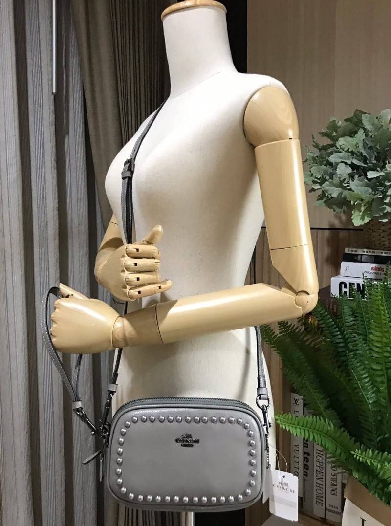 COACH FACTORY Crossbody Clutch with Rivets กระเป๋าสะพายพร้อมสายคล้องข้อมือ ขนาดกำลังน่ารัก วัสดุหนังเรียบ สวยอยู่ทรง ด้านหน้ามี logo brand ประดับหมุดรอบสุดชิค เปิดปิดด้วยซิป แบ่ง 2 ช่อง ภายในโล่ง มีช่องเล็ก พร้อมสายคล้องข้อมือ และสายยาวถอด ปรับได้ค่ะ
