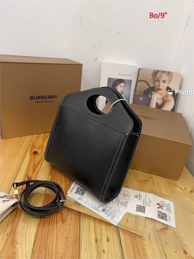 BURBERRY POCKET TOTE HANDBAG / BURBERRY FRAGRANCES CROSSBODY BAG ดีไซน์สวยหรูอยู่ทรง