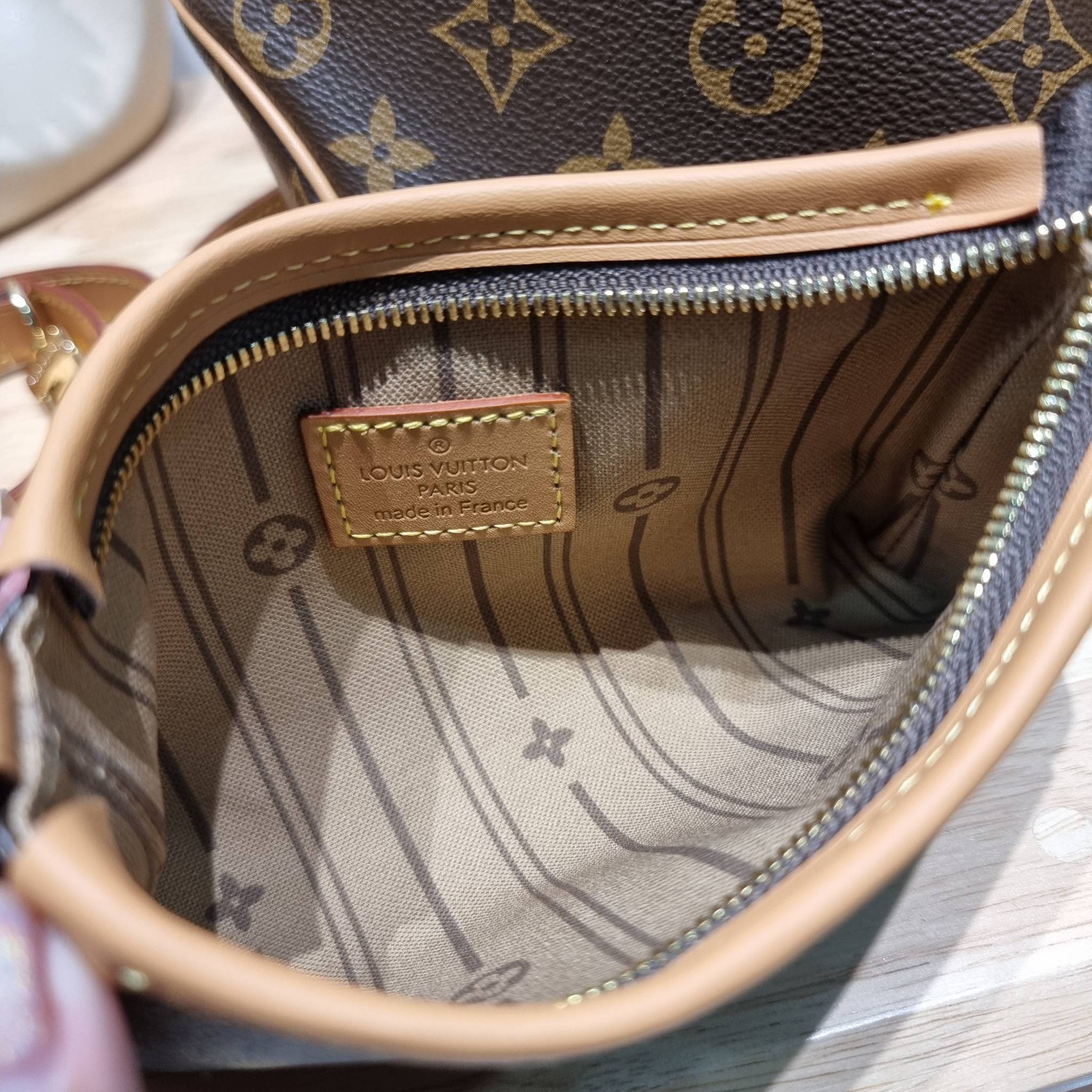 LV delightful bag / LV CARRYALL Monogram Canvas / LV Shopping Bag กระเป๋าทรงโท้ทใบใหญ่ ขนาดจุได้แบบล้นๆ รอบนี้จัดใบลูกมาให้อีก พิเศษที่สุด!! สมใจใครที่มองหากระเป๋าใบโปรด มีตะขอเกี่ยวที่ปากกระเป๋า และยังมาพร้อมสายสะพาย 2 แบบ