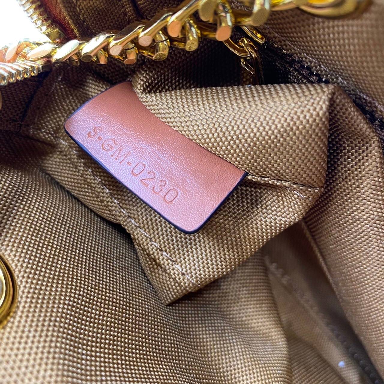 VIP GIFT 】หนังแท้ CELINE SMALL PATAPANS IN TRIOMPHE CANVAS AND CALFSKIN ดีไซน์สวยหรูฮิตสุดในเกาหลี! หนังสวยอยู่ทรง เปิดปิดด้วยซิปแบรนด์สีทอง ภายในโล่งกว้างและจุสามารถใส่มือถือ กระเป๋าสตางค์ ของใช้ได้เยอะ สายสะพายโซ่อะไหล่ทองหรูเลื่อนได้จะใช้สายคู่สะพายไหบ