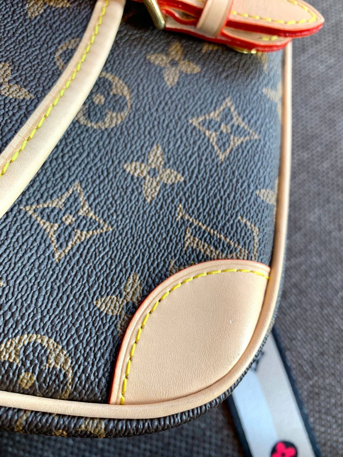 LOUIS VUITTON DIANE MONOGRAM พร้อมส่ง สุดคุ้ม! กับกระเป๋าLV พรีเมี่ยมกิฟ ตปท. หนังแท้ นิ่ม ทรงสวยมากๆค่ะ ((พื้นผิวหนังเป็นการขัดตามธรรมชาติจะมีรอยดำๆตรงขอบหนังนะคะ)) รุ่นนี้มาในลุคสวย หรู ดูชิล เพราะไม่ว่าลุคไหนๆก็เอาจริงๆจ้า! เปิดปิดกระเป๋าแบบกระดุมแม่เห
