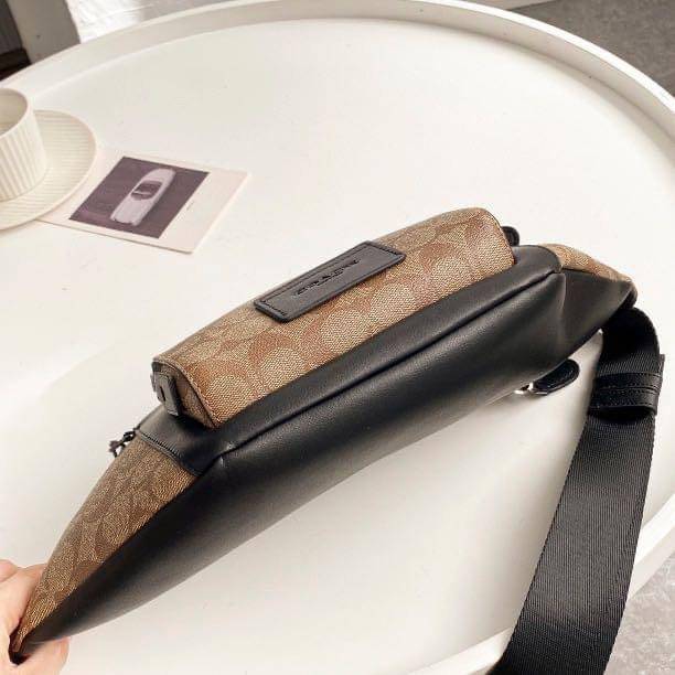 COACH TRACK BELT BAG IN SIGNATURE พร้อมส่งที่ไทยค่ะ! กระเป๋าคาดอก ใบใหญ่กำลังดี หนังแท้นิ่ม ทรงสวย ด้านหน้ามีช่องซิปคู่ใส่ของจุกจิกค่ะ ช่องซิปหลักกว้าง ใส่ของจำเป็นได้ครบค่ะ พร้อมช่องซิปยาวตอนหลังให้อีกช่อง// สายคาดเลื่อนปรับได้ฟรีไซด์นะคะ