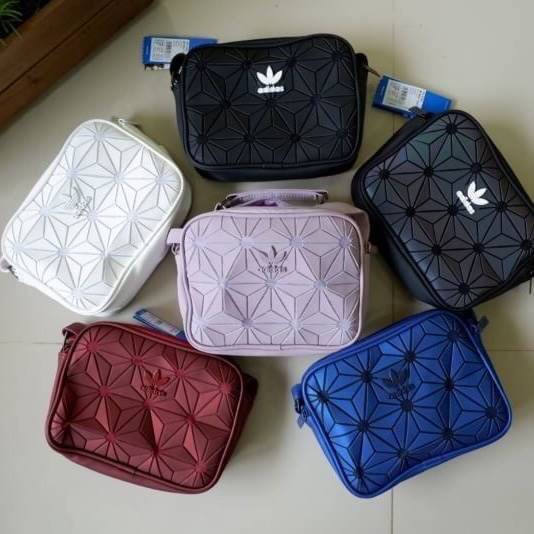 adidas mini airline bag *outlet* กระเป๋าสะพายข้างทรงสปอร์ต ด้านหน้าติดโลโก้แบรนด์ ดีไซน์ลาย 3D ด้านหลังเป็นหนังเรียบ มีช่องซิปสามารถใส่สิ่งของได้ รุ่นนี้เปิดปิดด้วยซิปคู่ ซิปปั๊มแบรนด์ทุกจุด ด้านในเป็นช่องกว้าง มีช่องซิป สายสะพายยาวสามารถปรับระดับได้ สาวก