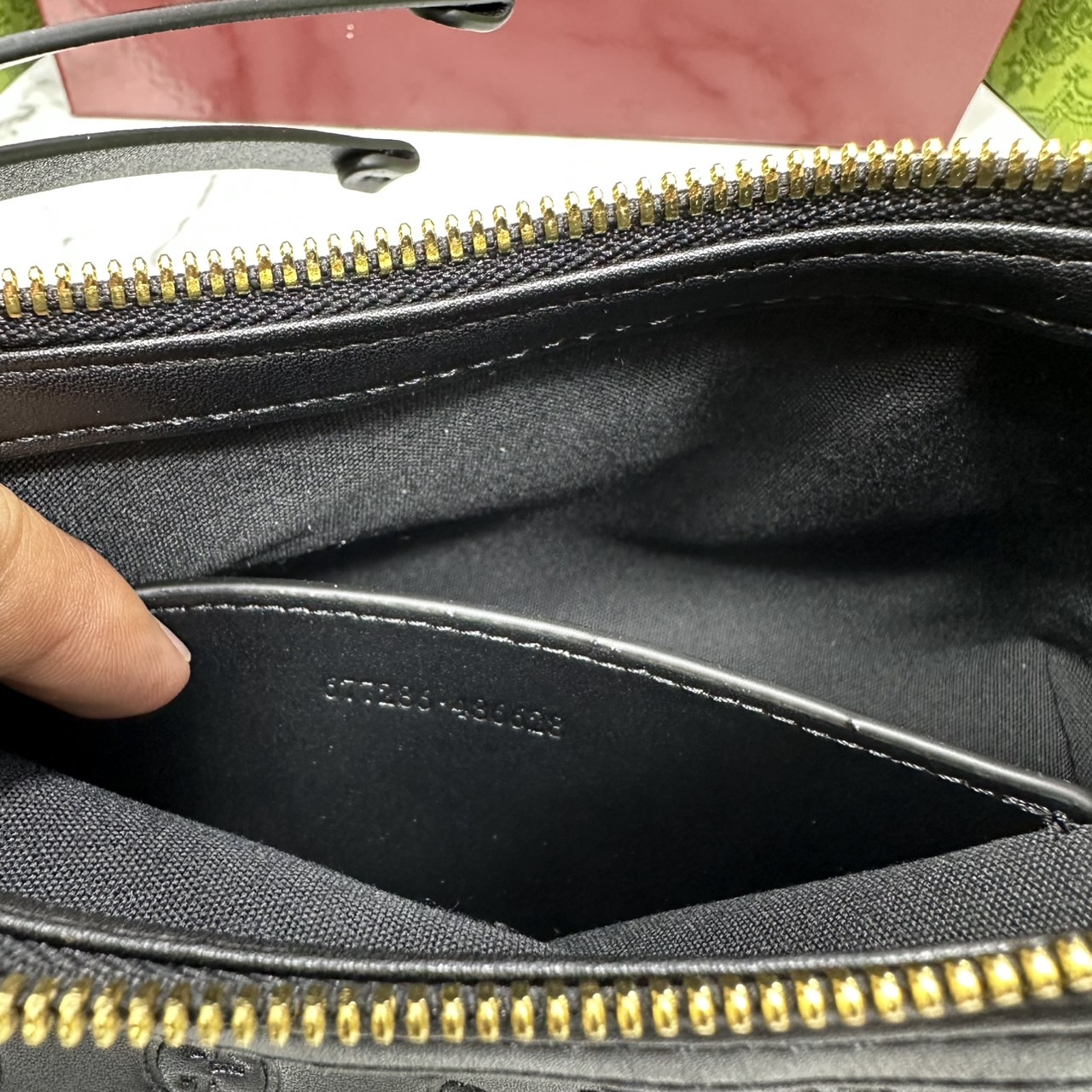 ORI หนังแท้ | Gucci GG Emblem small shoulder bag กระเป๋าสะพายทรงพอช ถือ/คล้องไหล่เก๋ๆหรือสะพายข้างได้ ทรงสวยคลาสสิค มีอะไหล่ห่วงสำหรับห้อยพวงกุญแจได้ เป็นไอเท็มต้องมีและยกเป็น everyday bag ได้เลย