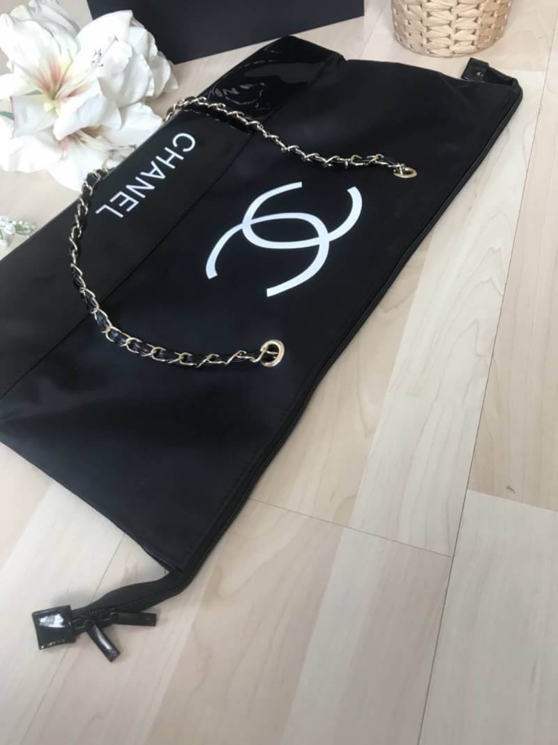 New Gorgeous☆☆ กระเป๋าใบใหญ่ทรง Tote จากแบรนด์ Chanel VIP gift Bag ทำจากผ้าหนา Polyester ฐานล่างกระเป๋าทำจากหนังแก้วผิวมันเงา สวยหรู สกรีนโลโก้ชาแนลหน้าหลัง หัวซิปปั้มโลโก้ ด้านในเป็นช่องกว้าง และมีอีกหนึ่งช่องเก็บของ รุ่นนี้สะพายไหล่เป็นสาย