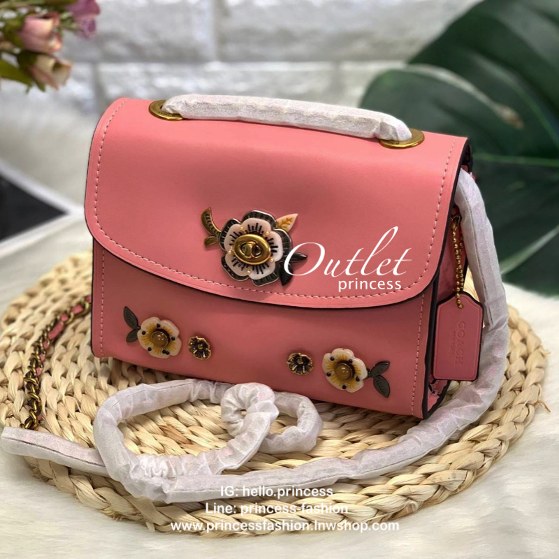 COACH PARKER MINI CROSSBODY BAG กระเป๋าสะพายจาก coach factory outlet วัสดุ pvc หนังนิ่ม ด้านหน้าแต่งอะไหล่สวย น่ารักค่ะ เปิดปิดกระเป๋าแบบหมุนล็อค ภายในสามารถใส่มือถือได้ทุกรุ่น;กระเป๋าสตางค์ใบสั้นได้ มีช่องเล็กใส่ของจุกจิกค่ะ ซัปในผ้ากึ่งกำมะหยี่นุ่มมือที