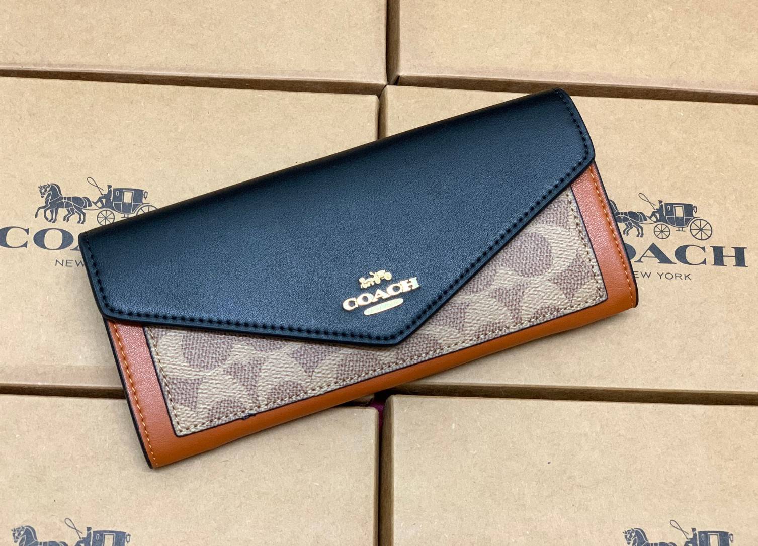 COACH SOFT WALLET BAG กระเป๋าสตางค์ใบยาว หนังชั้นแรก ลายcผสมหนังเรียบ แบบซองจดหมาย ฝาปิดเปิดแบบกระดุม มีช่องด้านหน้าหนึ่งช่อง ช่องใส่ธนบัตรตามยาวหนึ่งช่อง และช่องเสียบัตรต่างๆได้8ช่องค่ะ ด้านหลังเป็นช่องซิปยาวสำหรับใส่เหรียญนะคะ ใบขนาดพอดีมือ สีทูโทนน่าใช