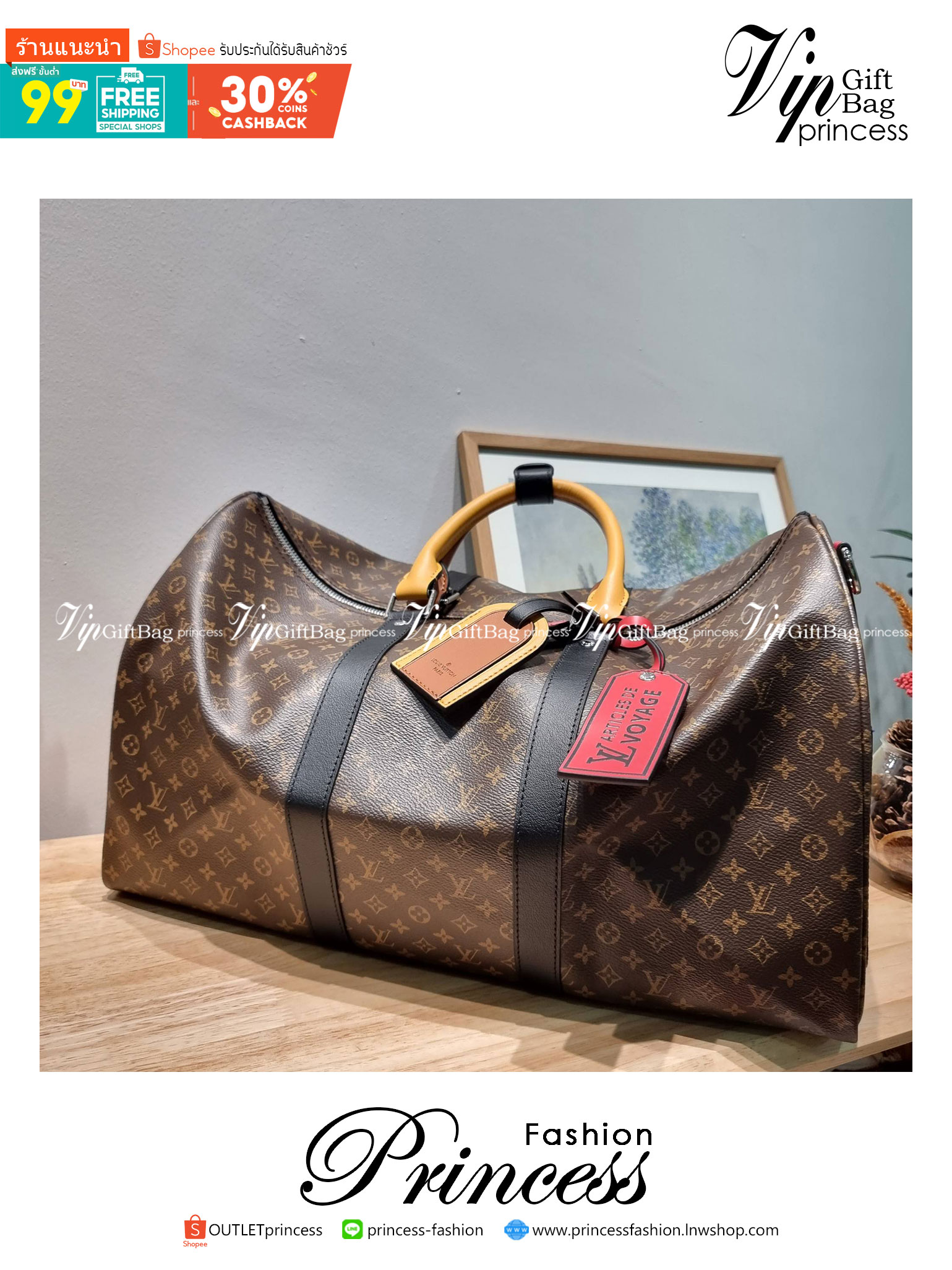 LV KEEPALL BANDOULIERE กระเป๋าเดินทางสุดชิค ที่ทำให้การเดินทางไม่ธรรมดาอีกต่อไป ด้วยลูกเล่น patch แท็กห้อย และใบลูก ที่จัดมาให้ได้เก๋ๆ ไม่ซ้ำใคร วัสดุหนังแคนวาสคุณภาพดี ดีไซน์ลวดลายโมโนแกรมเอกลักษณ์ ซิปมีตัวล็อคไว้ให้แน่นหนา มีสายสะพายครอสให้ ภายในโล่งกว้