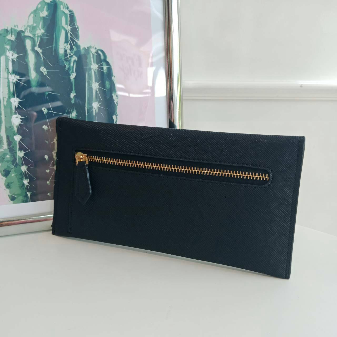 กระเป๋าสตางค์ยาว **ทรงหรู จากงานพรีเมี่ยมกิ้ฟ จากเคาเตอร์ต่างประเทศ จากแบรนด์ PRADA ลายหนัง saffiano ของแท้ 100% เปิดปิดฝาพับ มีช่องใหญ่1ช่อง ช่องใส่บัตร 3 ช่อง ใส่ได้ถึงแบงค์พัน หรือจะใส่มือถือได้ถึง Iphone+ และช่องซิปใส่ของจุกจิกด้านหลังน้ำหนักเบา จับถน