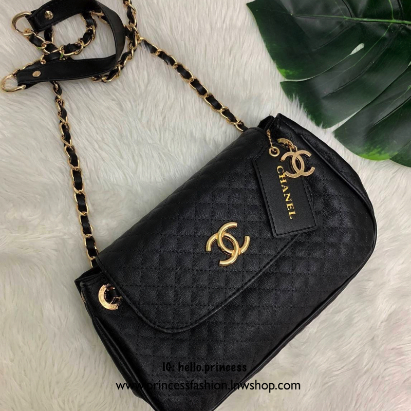 Chanel Quilted Shoulder Bag With Chain VIP Gift With Purchase (GWP) VIP. Gigt ของแท้! Chanel Perfume Counter ขนาดกำลังดี น้ำหนักเบา วัสดุหนัง pu. ลายตาราง เปิดปิดด้วยฝาปิดกระดุมแม่เหล็ก ด้านหน้ามีโลโก้แบรนด์ ประดับ Tagหนังดูมีดีเทล อะไหล่แบรนด์รอบใบ ภายใน