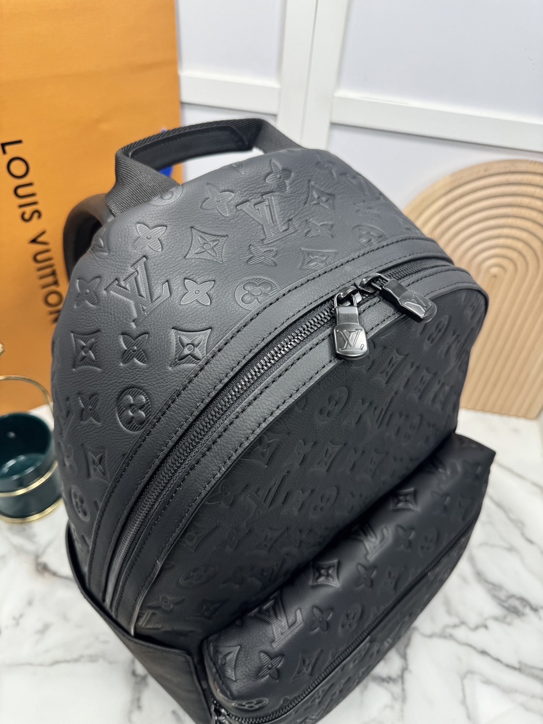 LV Discovery Backpack กระเป๋าเป้สะพายหลัง ผสมผสานความมีสไตล์ สะดวกสบาย กับฟังก์ชันการใช้งานเข้าด้วยกัน ไอเท็มออกแบบรับกับรูปร่าง ปั้มลาย Monogram Shadow เต็มใบ