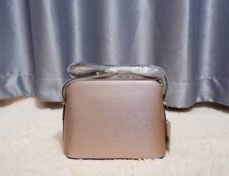 KATE SPADE CEDAR STREET MANDY แบรนด์ดังจากอเมริกาสุดฮิต กระเป๋าขนาดน่ารัก สะพายข้าง หนัง saffiano ภายในลายสวยเก๋สีทองเรียบหรู ทรงแข็งอยู่ทรง MUST HAVE!!