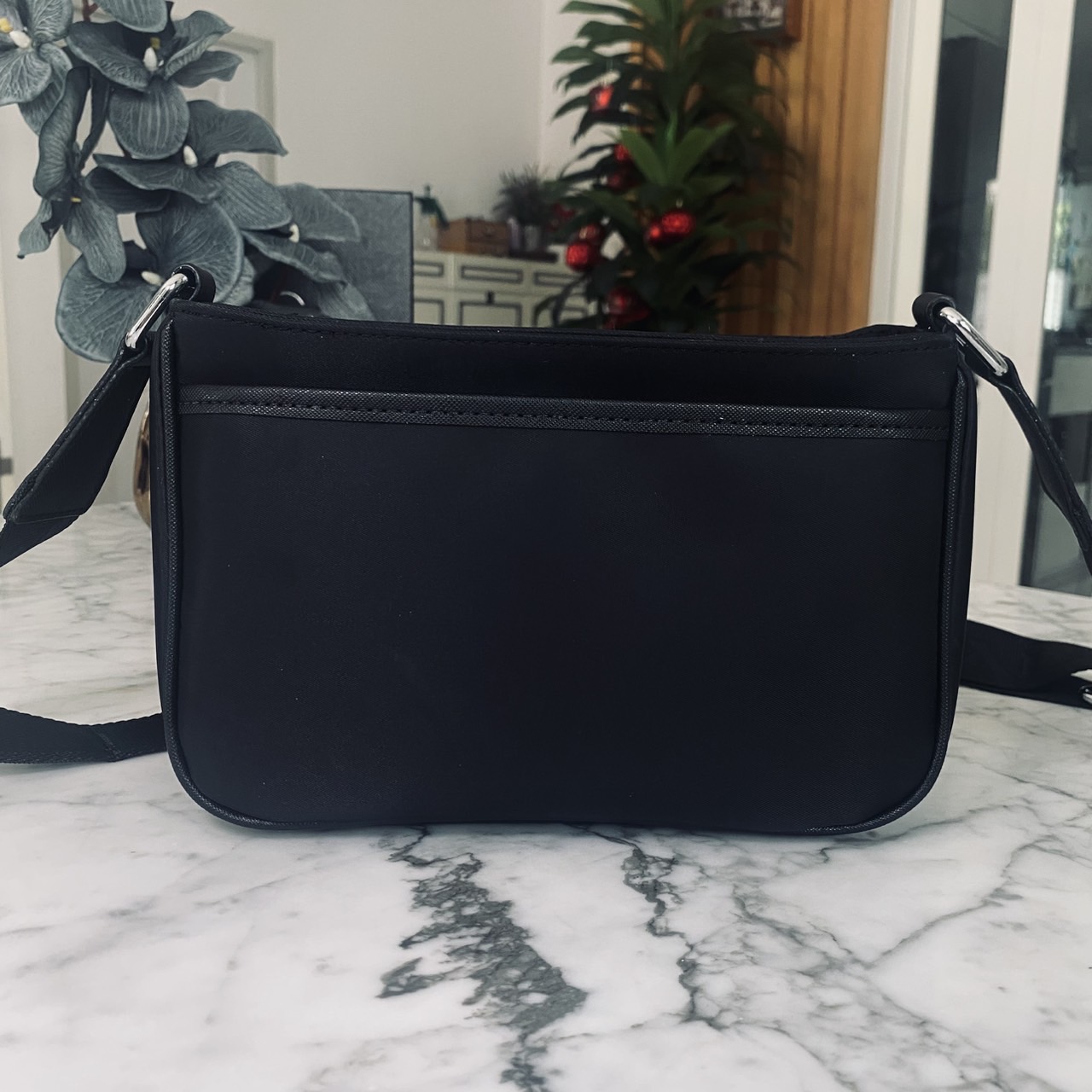 Prada Re-Nylon Messenger Crossbody Bag กระเป๋าสะพายทรงแมสเซ็นเจอร์ รุ่น Unisex ใช้ได้ทั้งชายหญิง รุ่นยอดนิยมดีไซส์เรียบง่าย โทนสีดำคลาสสิกเข้าได้กับทุกลุค